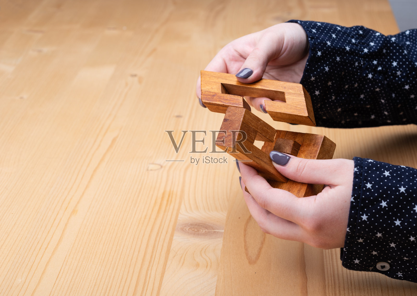 女孩解谜斜结。指甲上的黑色指甲。照片摄影图片