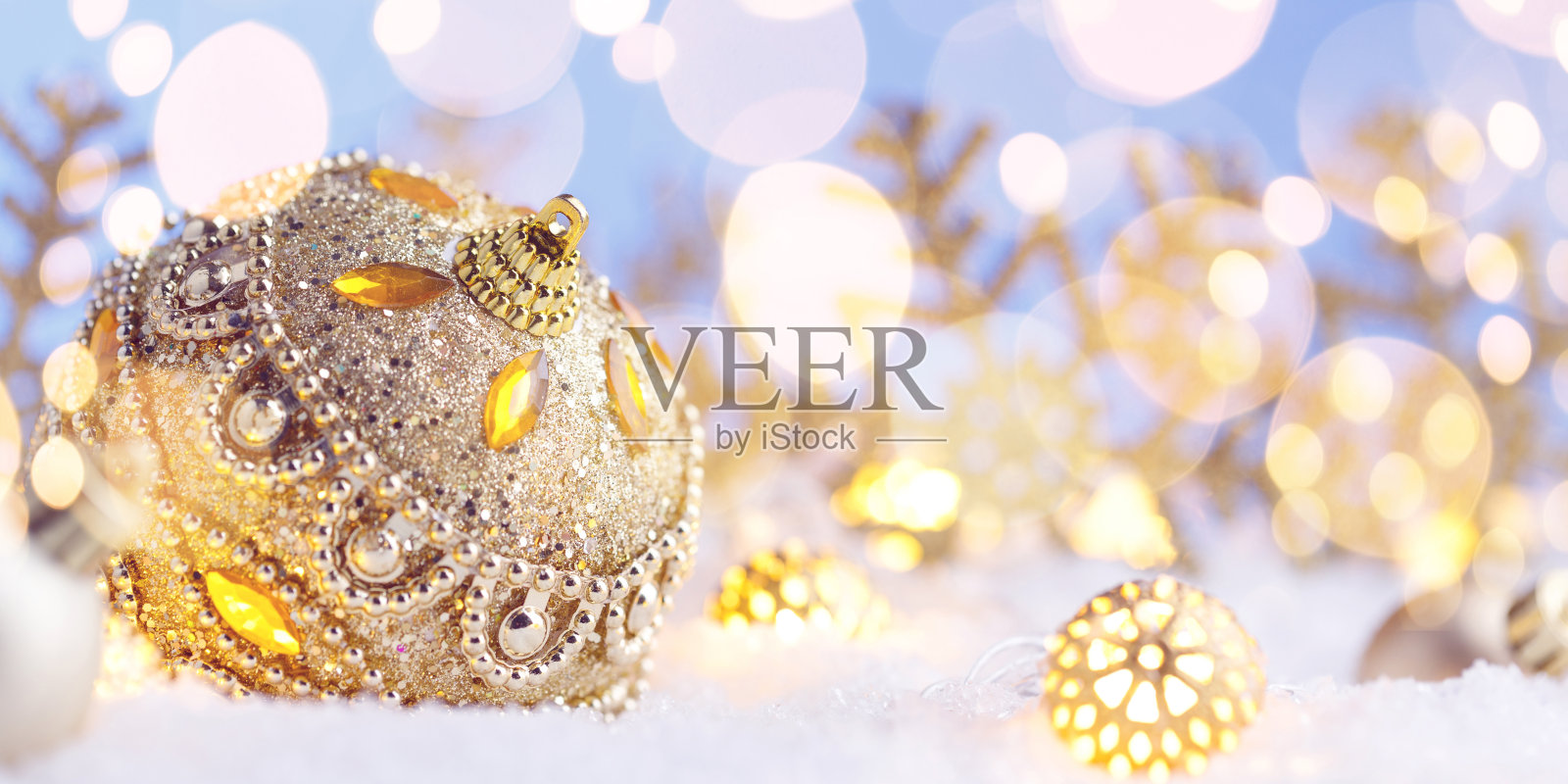 圣诞红球用雪装饰照片摄影图片