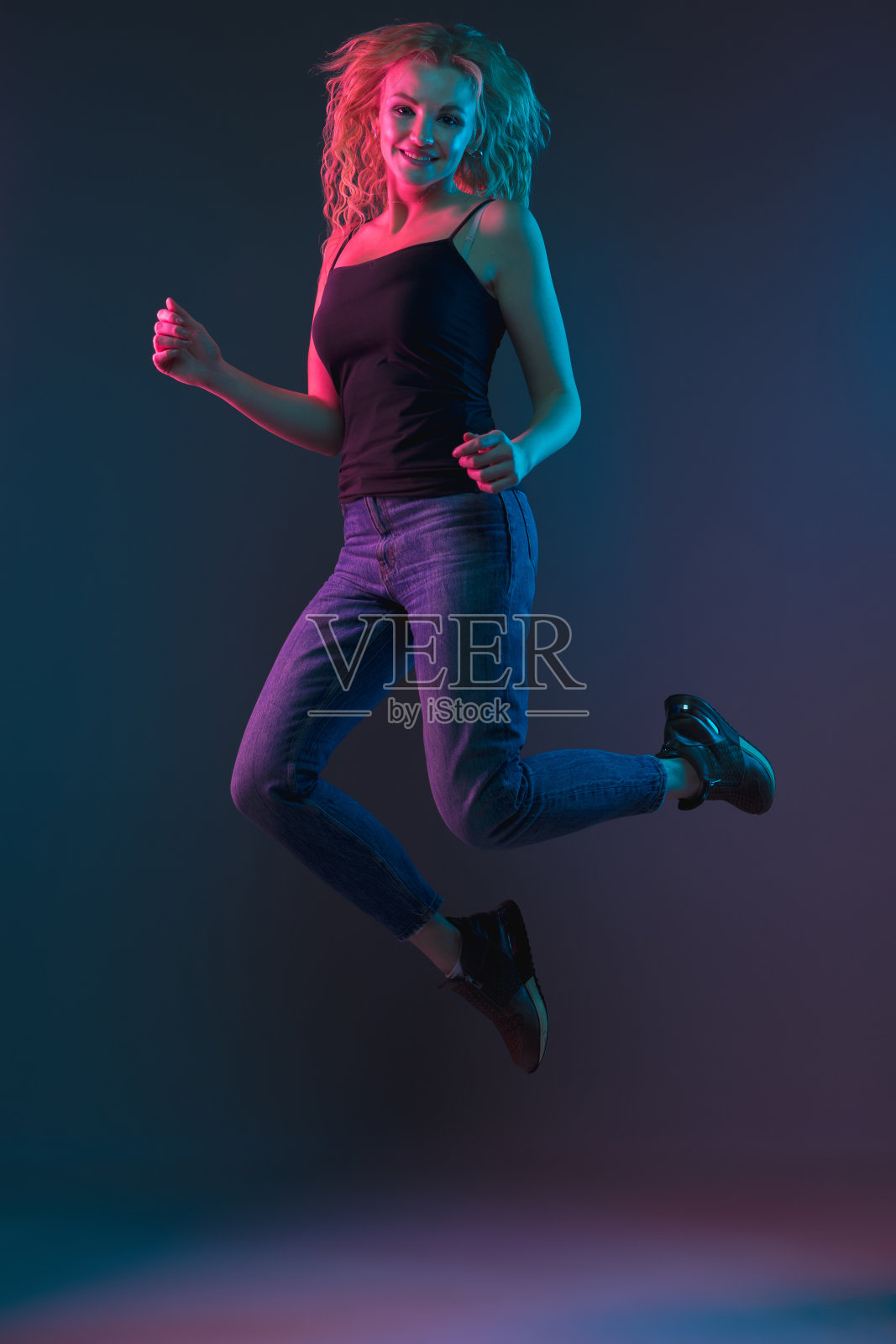 白种年轻女子的肖像在霓虹灯的渐变背景上照片摄影图片