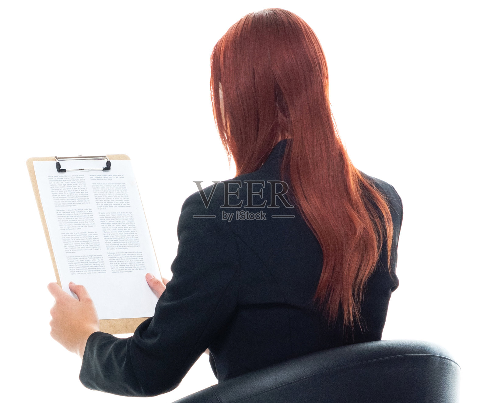 后视图/后/一人/腰部以上/ 20-29岁的成年人的肖像漂亮的红头发/长发白人女性/年轻女性商人/商人穿着商务装/套装/坐在椅子上照片摄影图片