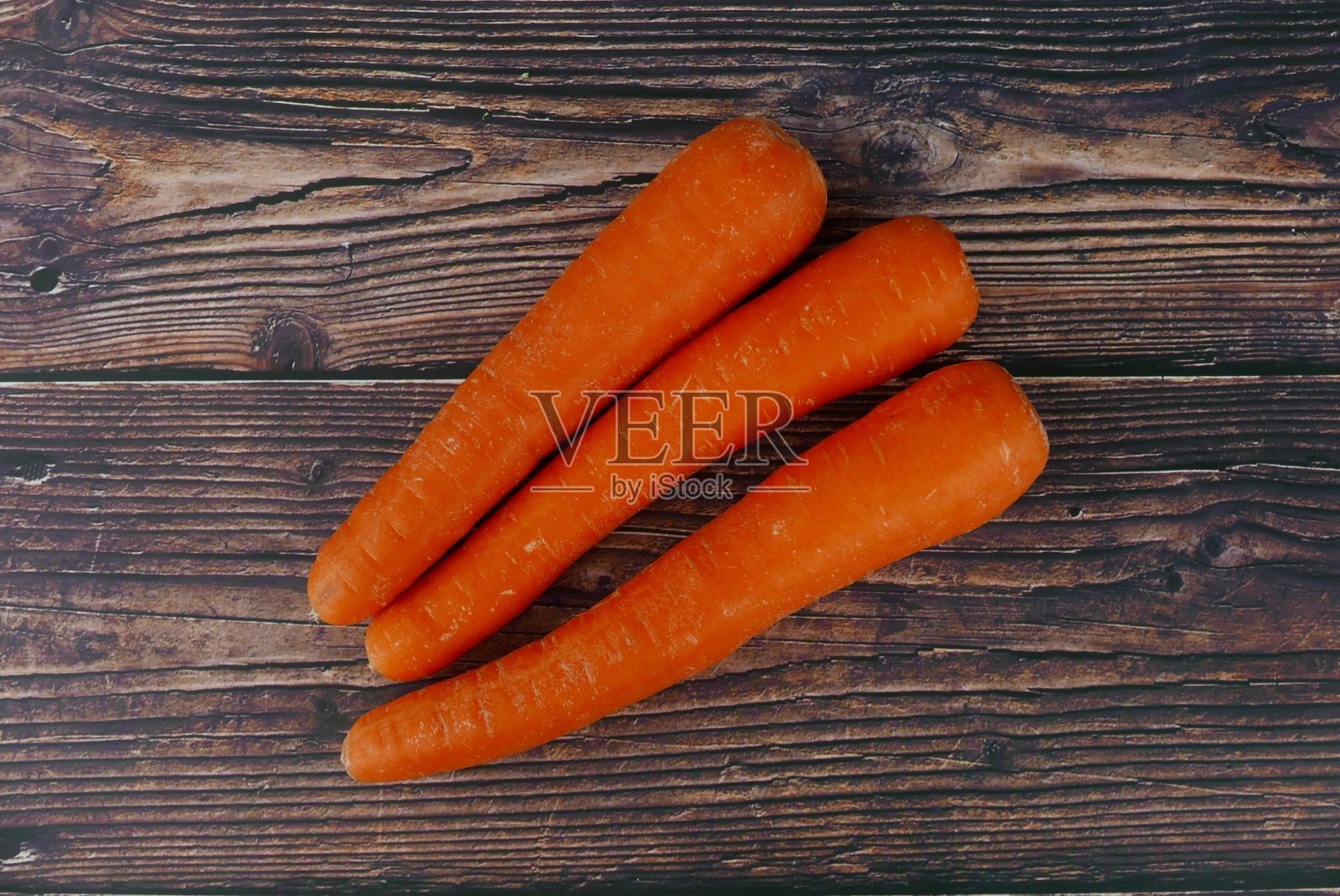 俯视图胡萝卜在木制背景。照片摄影图片