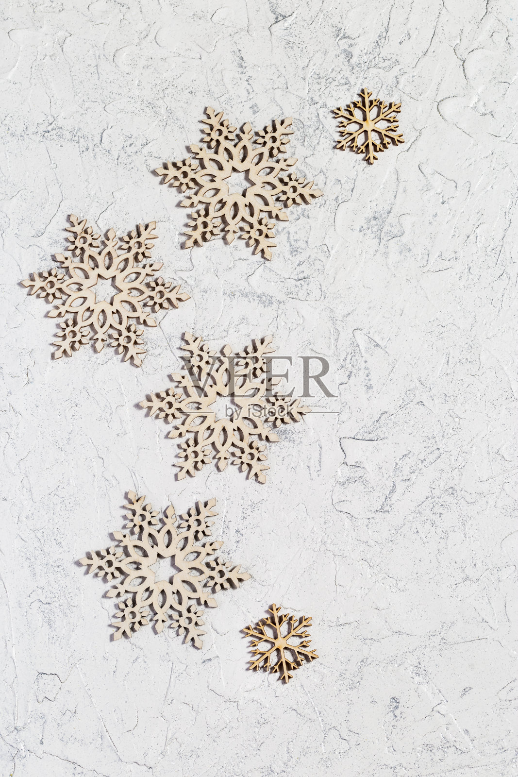 圣诞快乐和新年贺卡与木制雪花在闪亮的背景与复制空间。平的。前视图。照片摄影图片