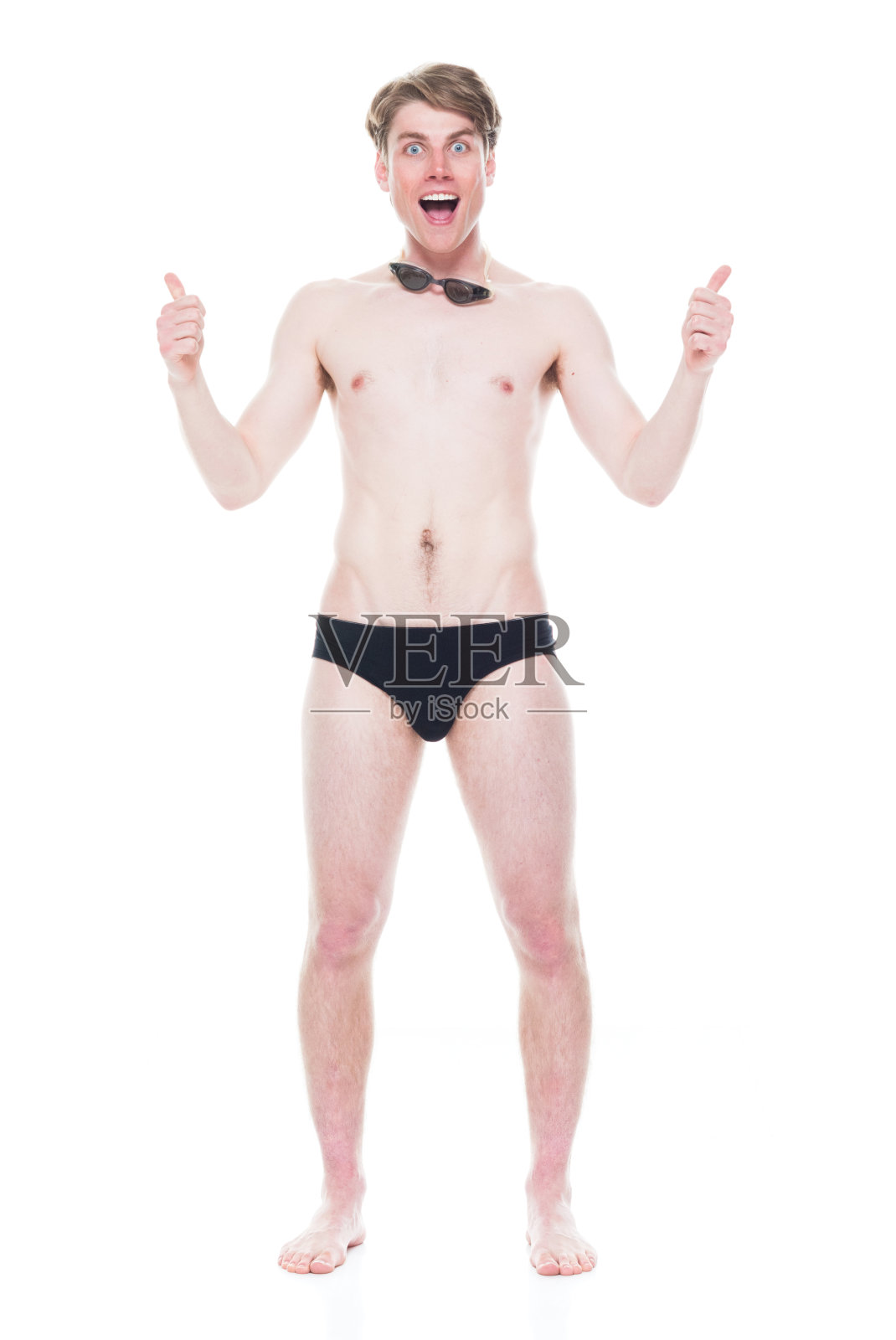 全长/一个20-29岁的成年人英俊的人白人年轻男子/男性游泳在白色背景下穿着内裤/男性内裤/泳镜/泳裤/短裤照片摄影图片