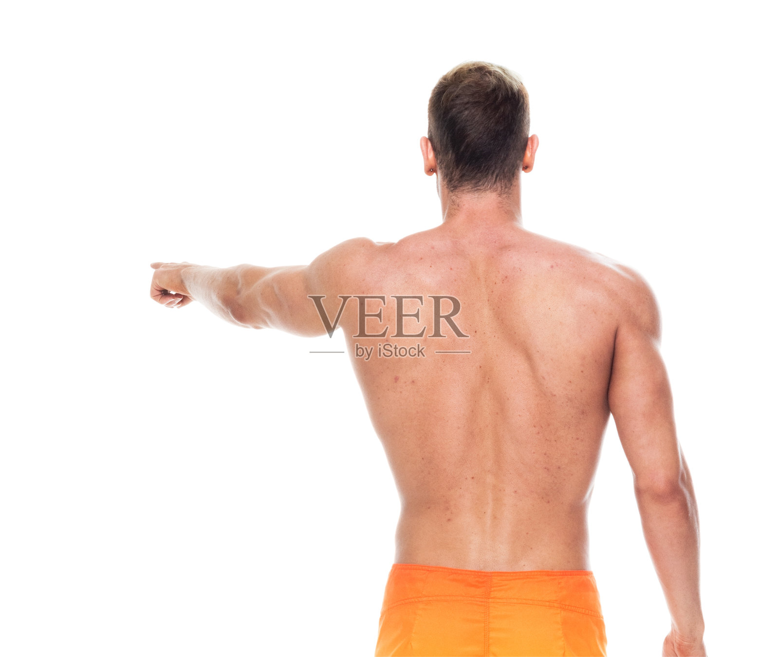 一个人/后视图/腰部以上的20-29岁的成年人英俊的白人年轻男子/男性站在白色背景下，穿着短裤/泳衣/短裤谁是赤裸的/性感的象征/腹肌/胸躯干照片摄影图片