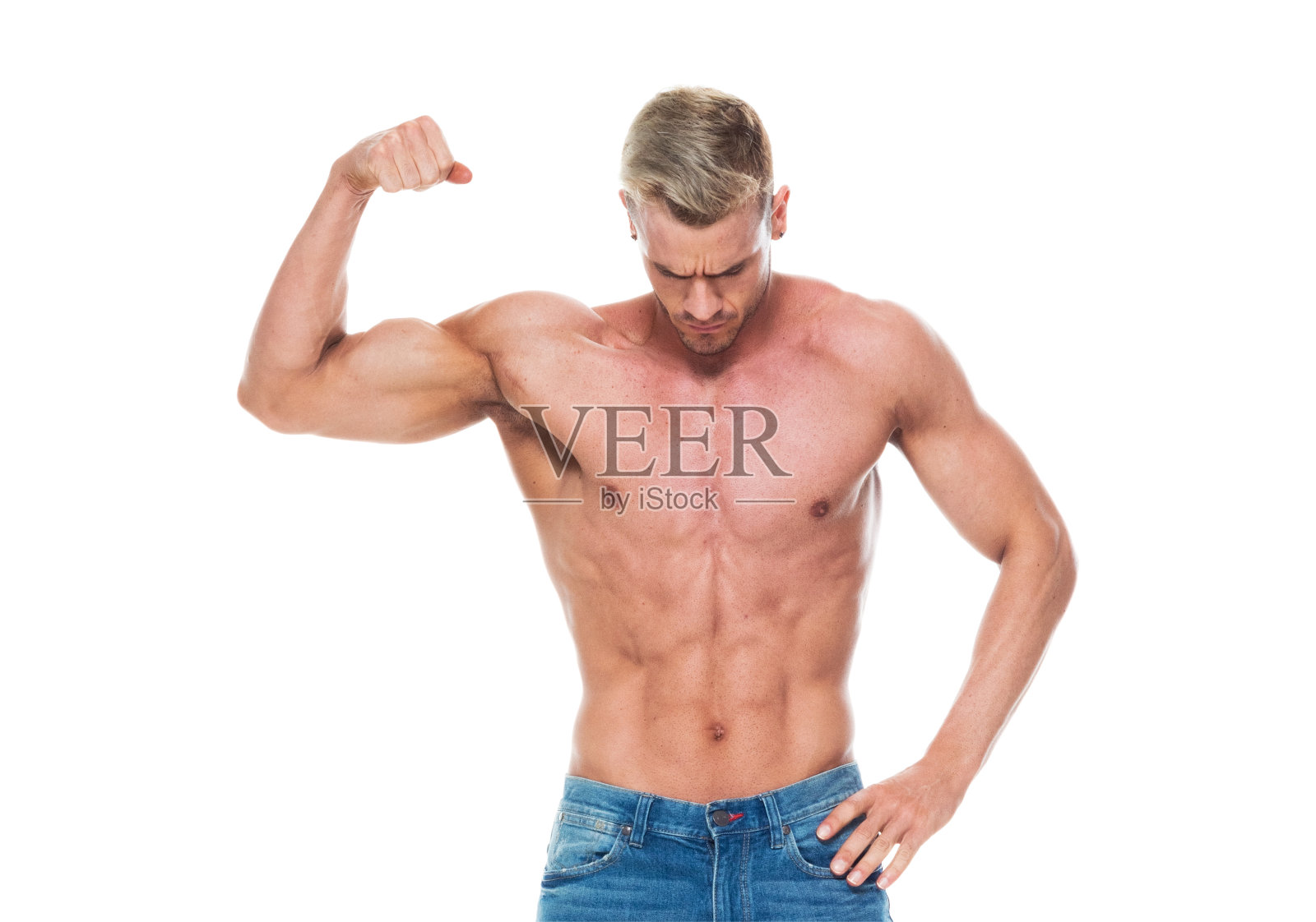 一个人/全身/正面/腰部以上的20-29岁的成年英俊的白人年轻男子/男性站在白色背景下，穿着短裤，赤裸上身/一个性感的象征，显示肌肉照片摄影图片