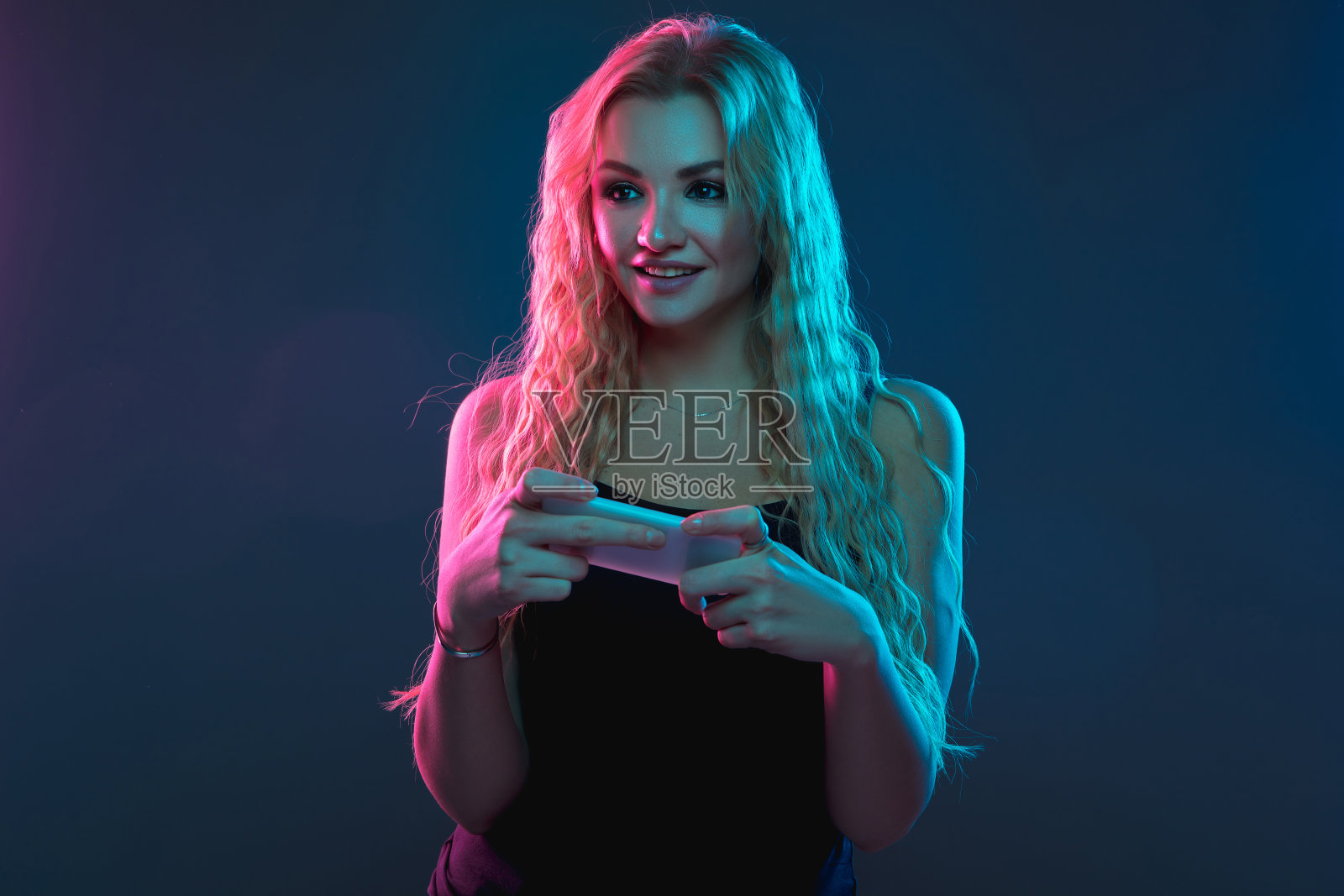 白种年轻女子的肖像在霓虹灯的渐变背景上照片摄影图片