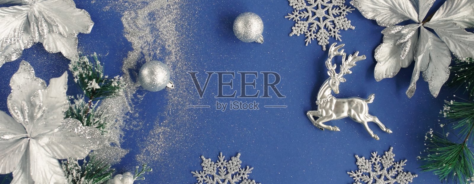 圣诞背景旗帜。圣诞或新年白色银色装饰在蓝色背景与空白的文本复制空间。明信片或邀请的假日概念。前视图。本空间照片摄影图片