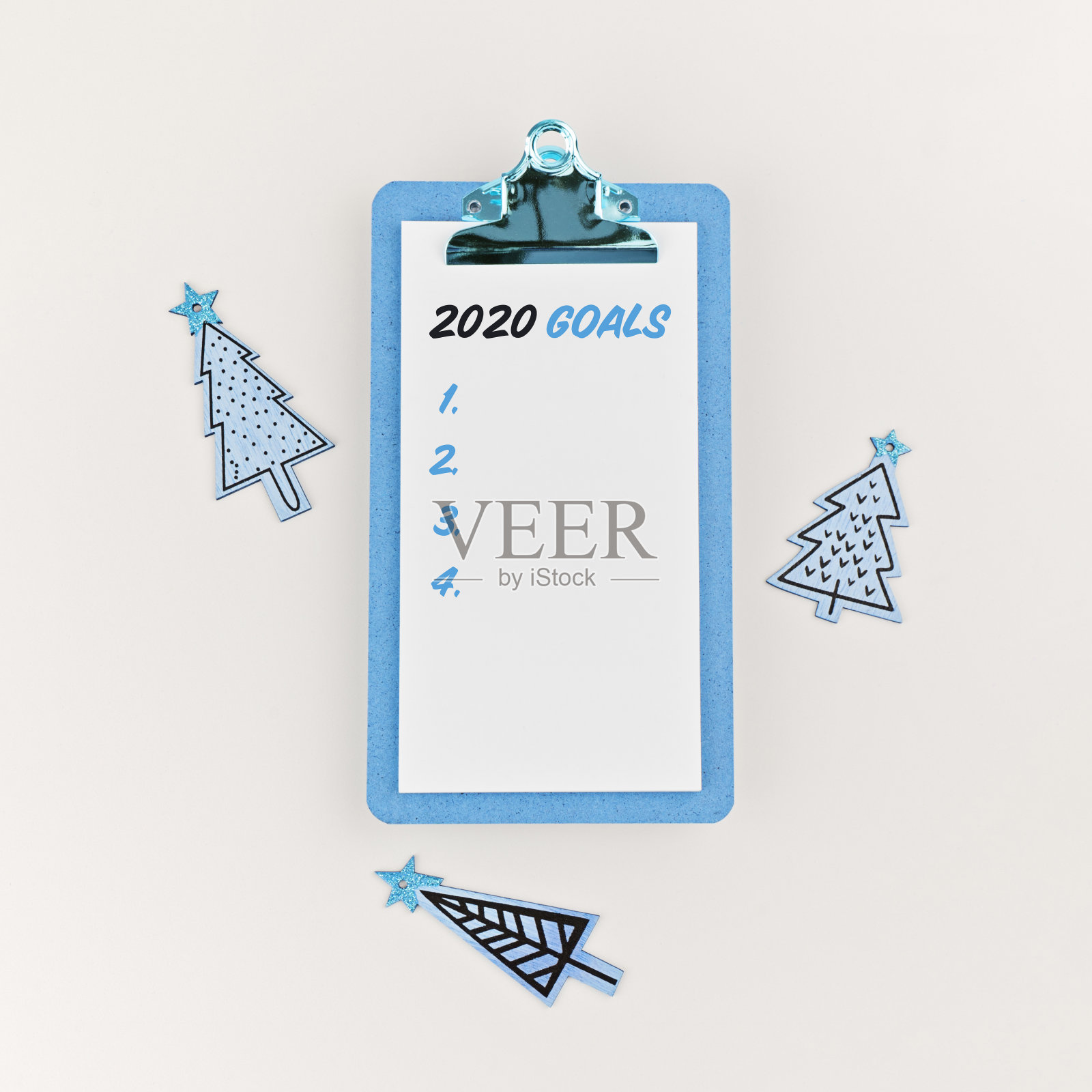 节日装饰和剪贴板与愿望清单2020在白色的背景，平躺照片摄影图片