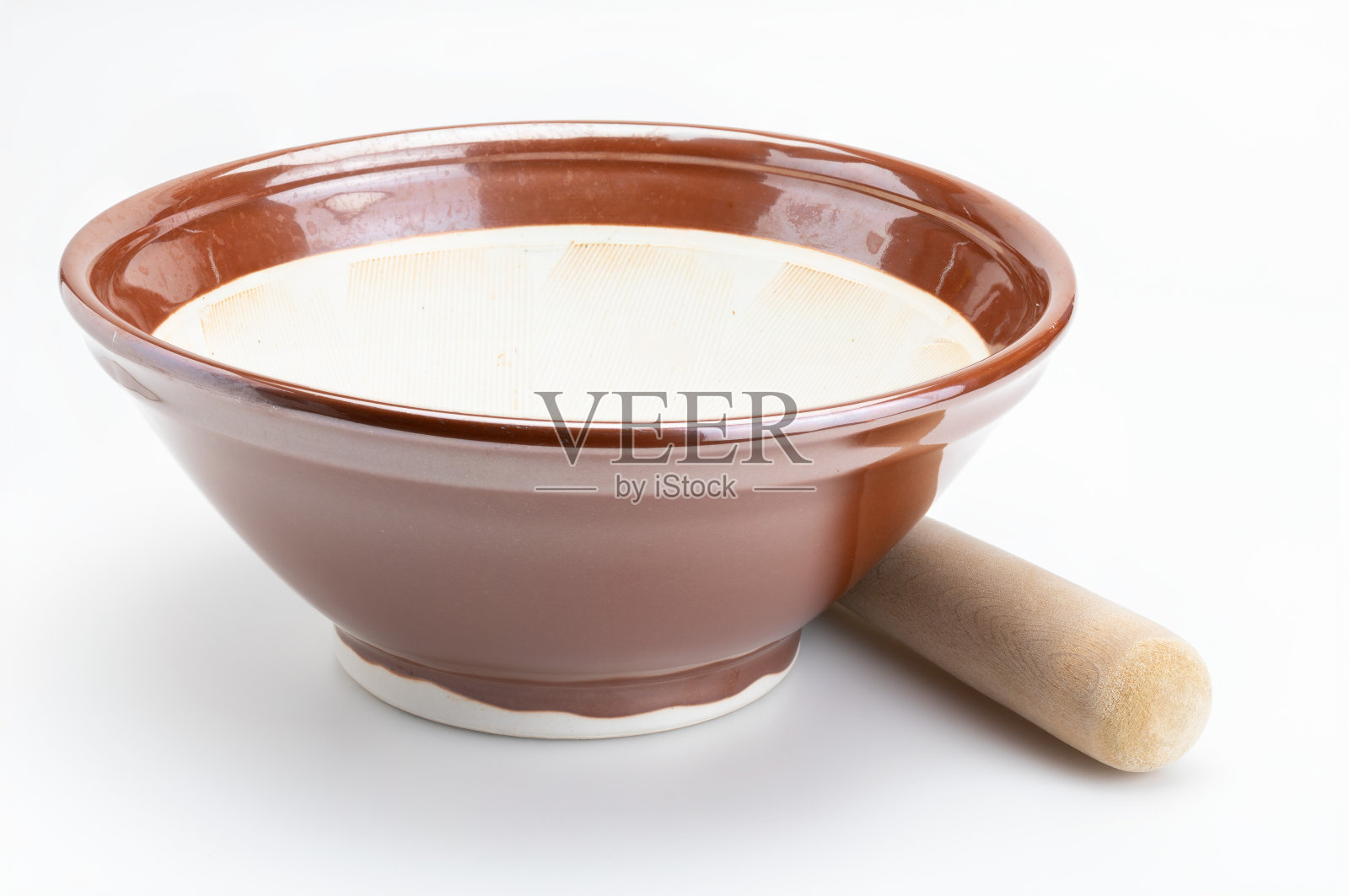 摺钵和摺钵(日本条纹迫击炮)。孤立在白色背景上。照片摄影图片