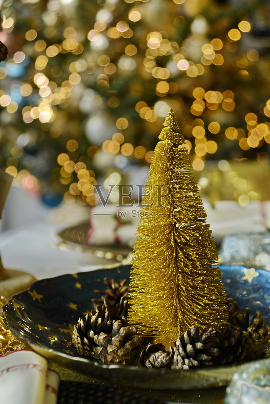 圣诞树与礼物和装饰2020照片摄影图片