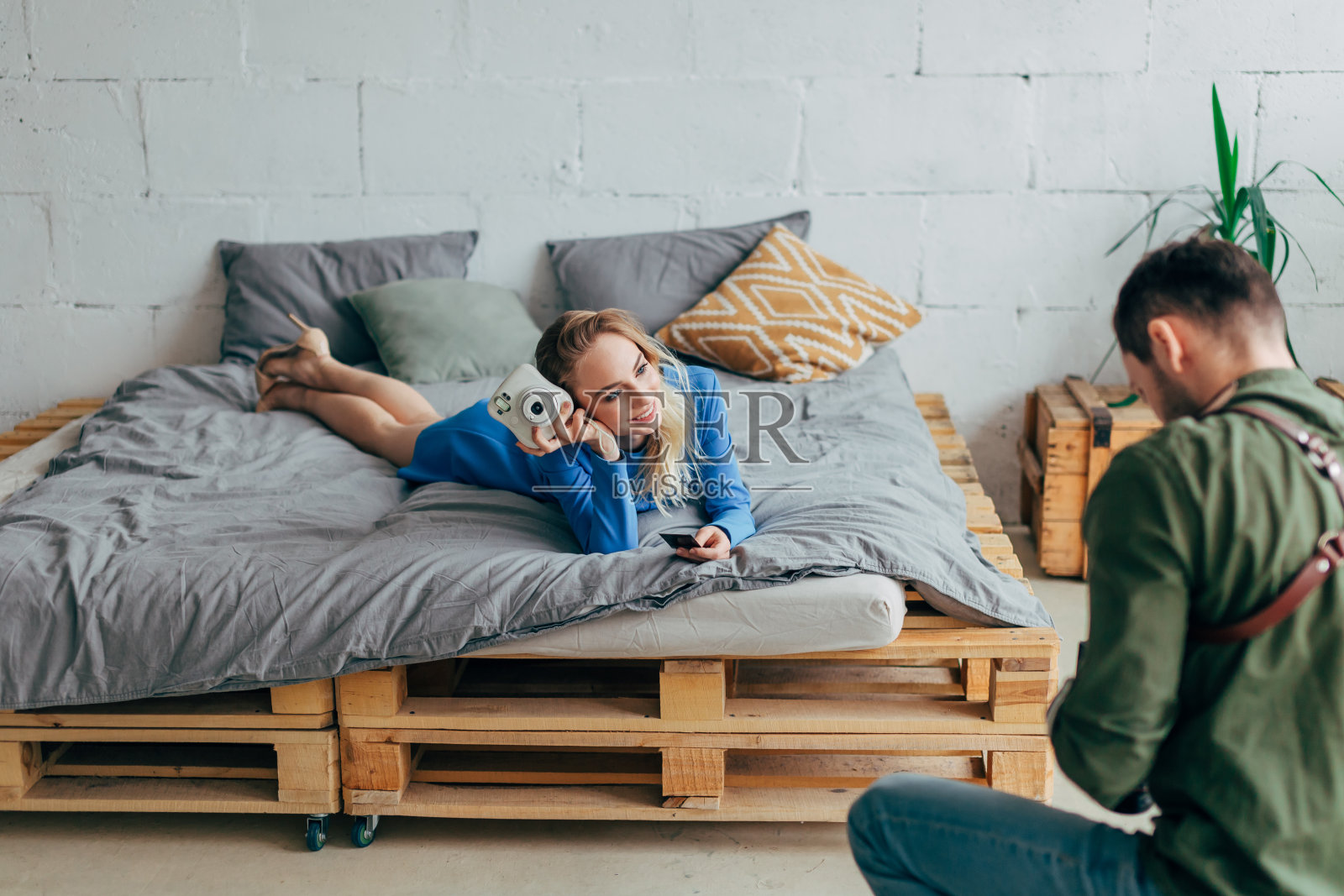 快乐女孩为一种新式照相机做广告照片摄影图片