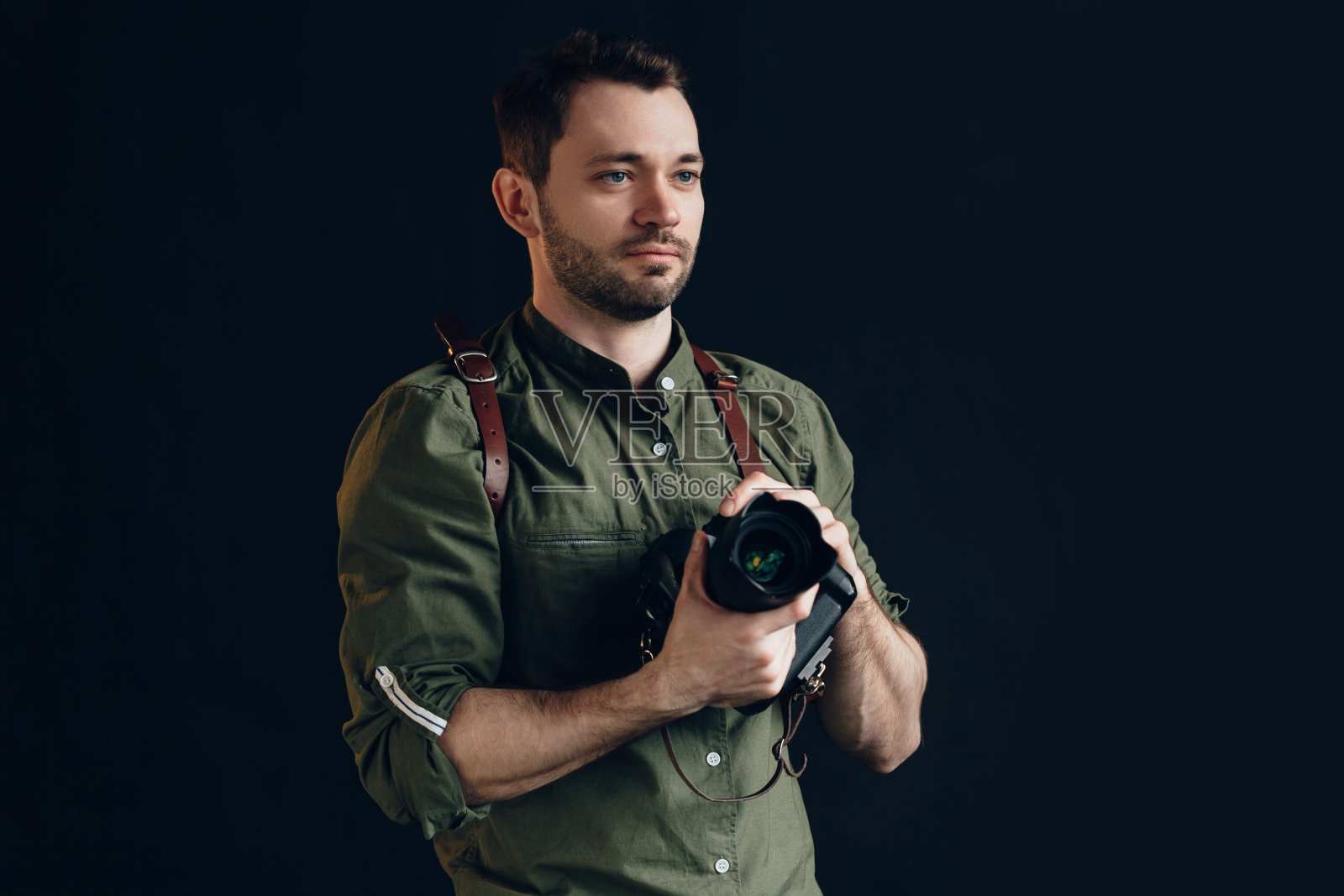 严肃愉快英俊的男人想着照片照片摄影图片