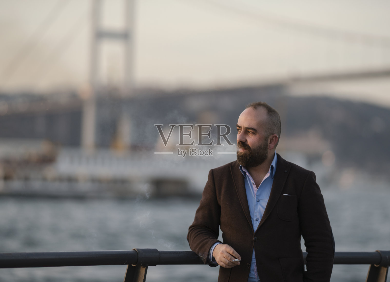 伊斯坦布尔博斯普鲁斯，一名男子在室外吸烟照片摄影图片