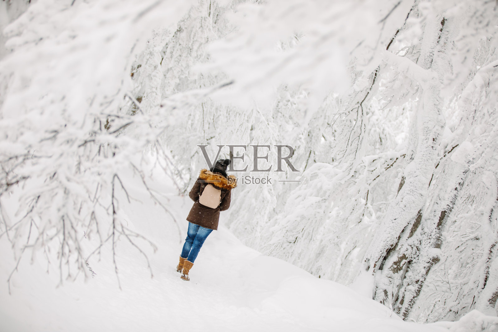 雪山上的女人照片摄影图片