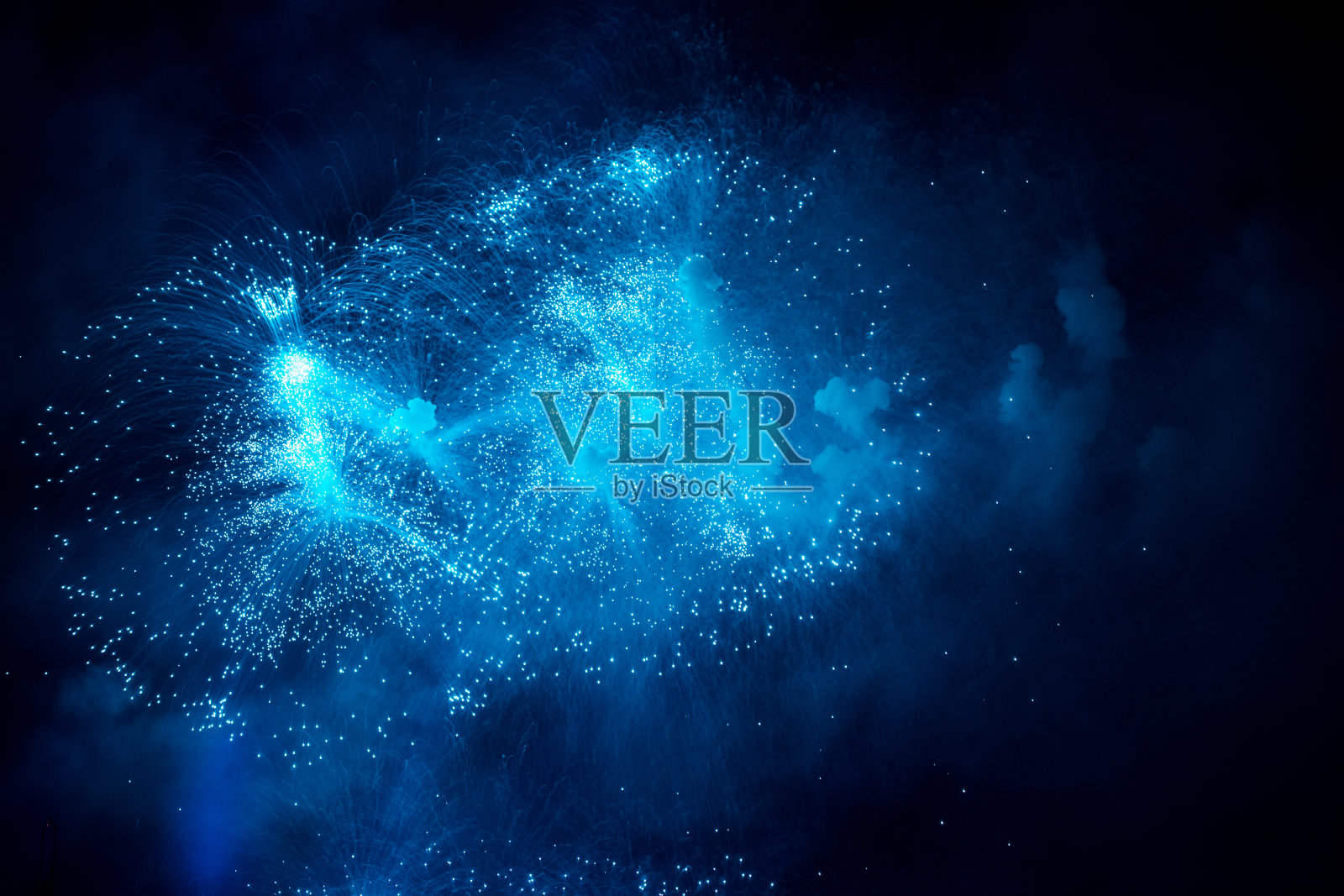 夜空下的烟火照片摄影图片