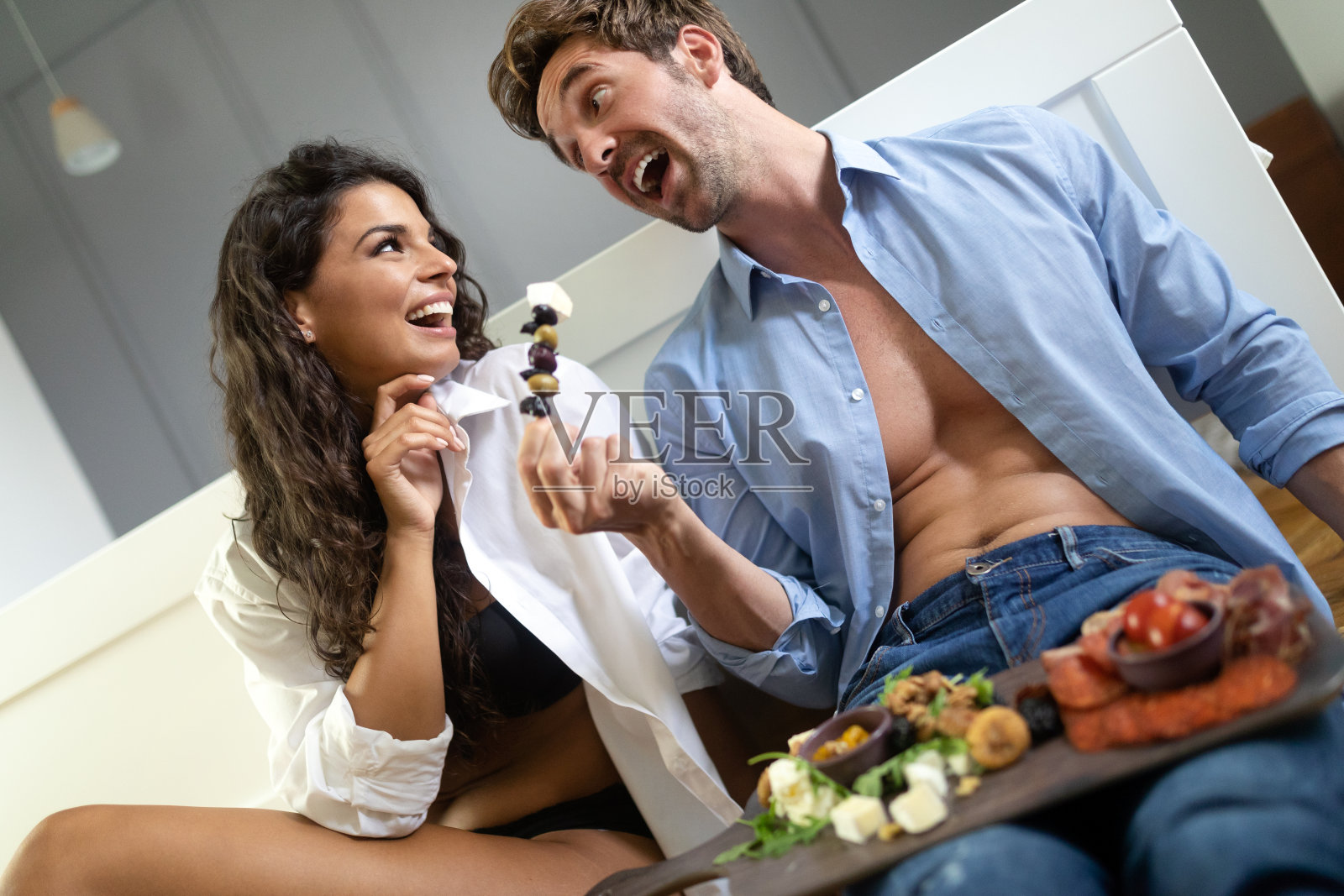 幸福的年轻夫妇早上在床上吃早餐照片摄影图片