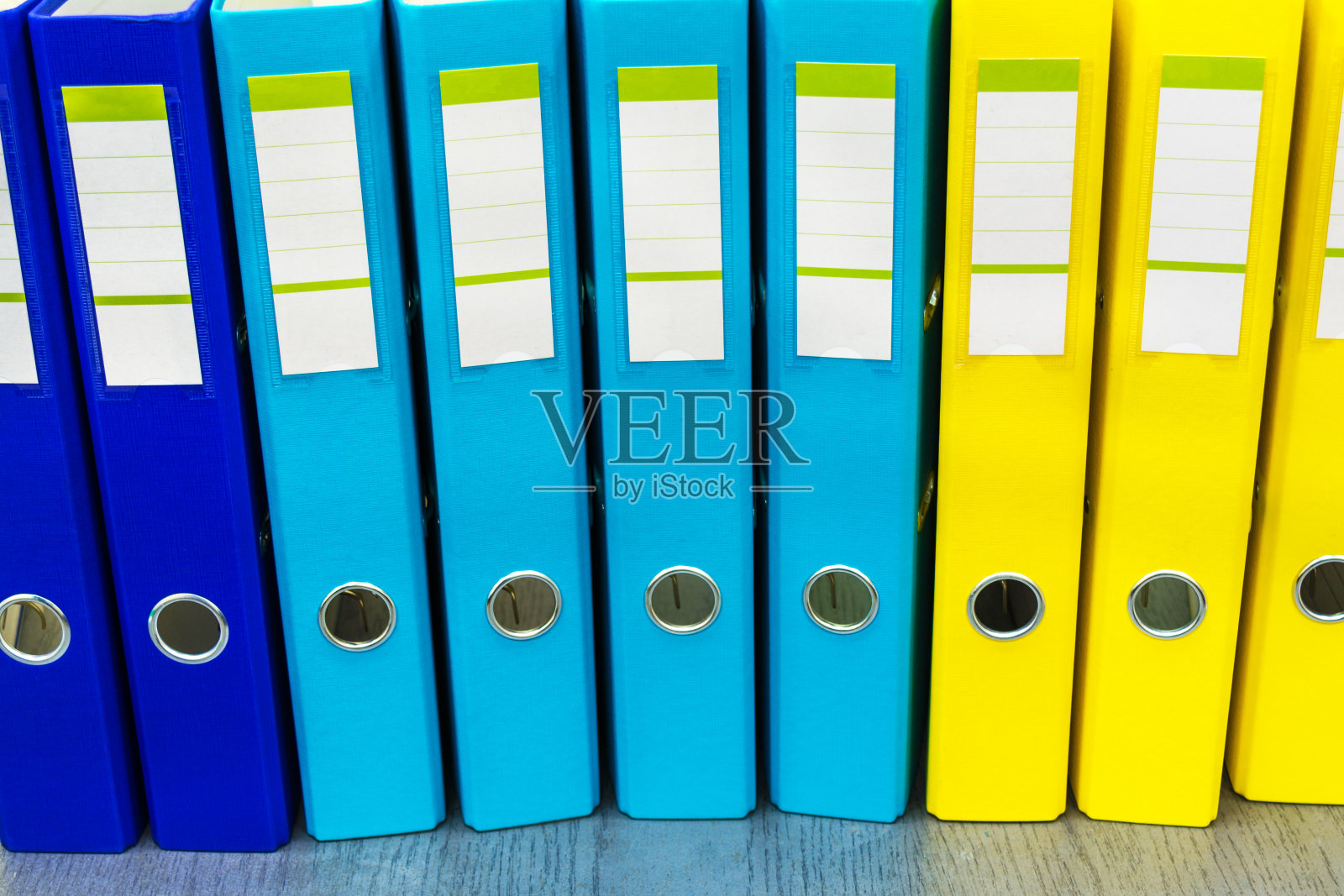 从蓝色的黄色文件夹行与干净的空白为您的文本。大型文具文件夹，文书工作背景抽象照片摄影图片