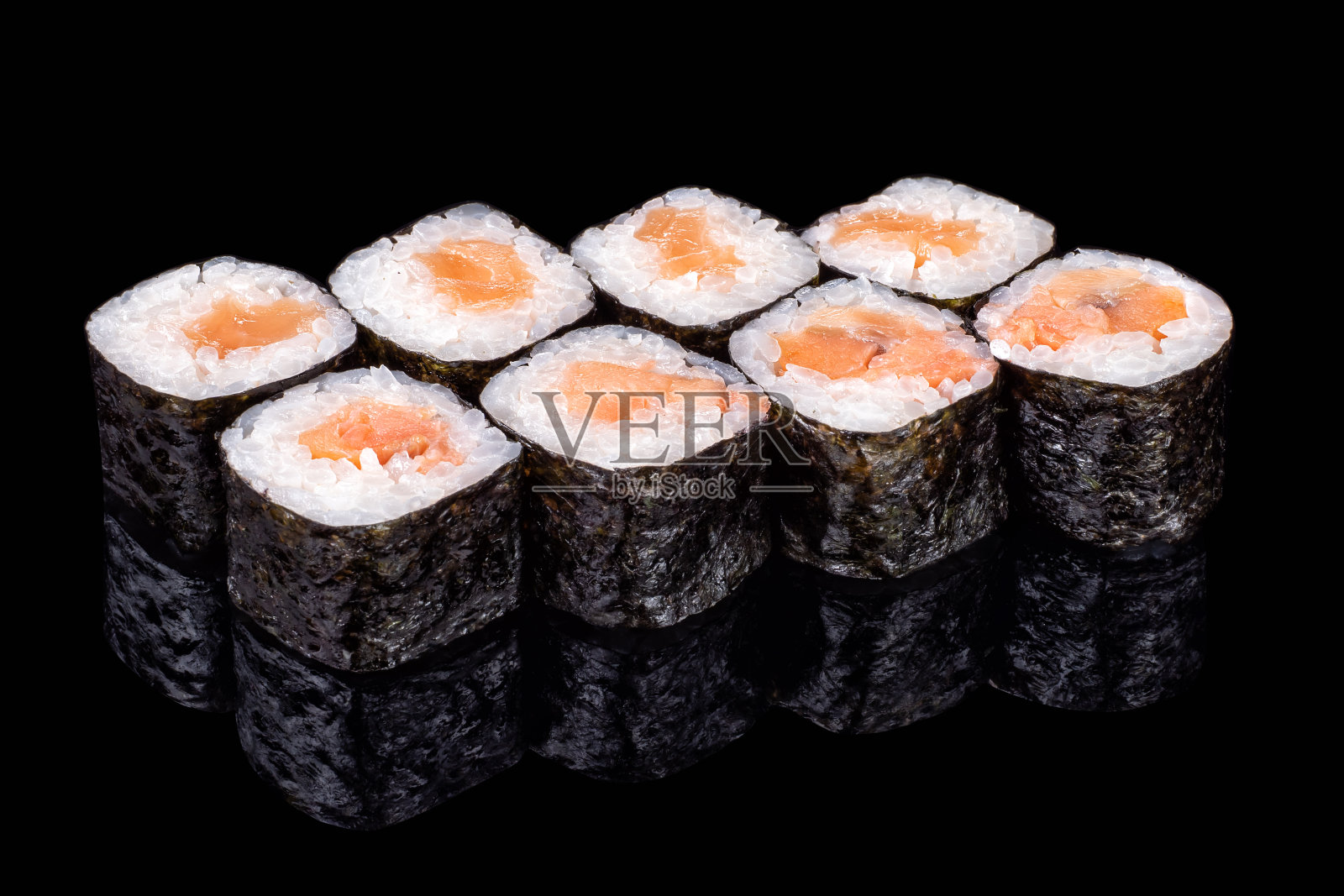 日本的食物。寿司和打手在黑色的背景上。关闭了。照片摄影图片