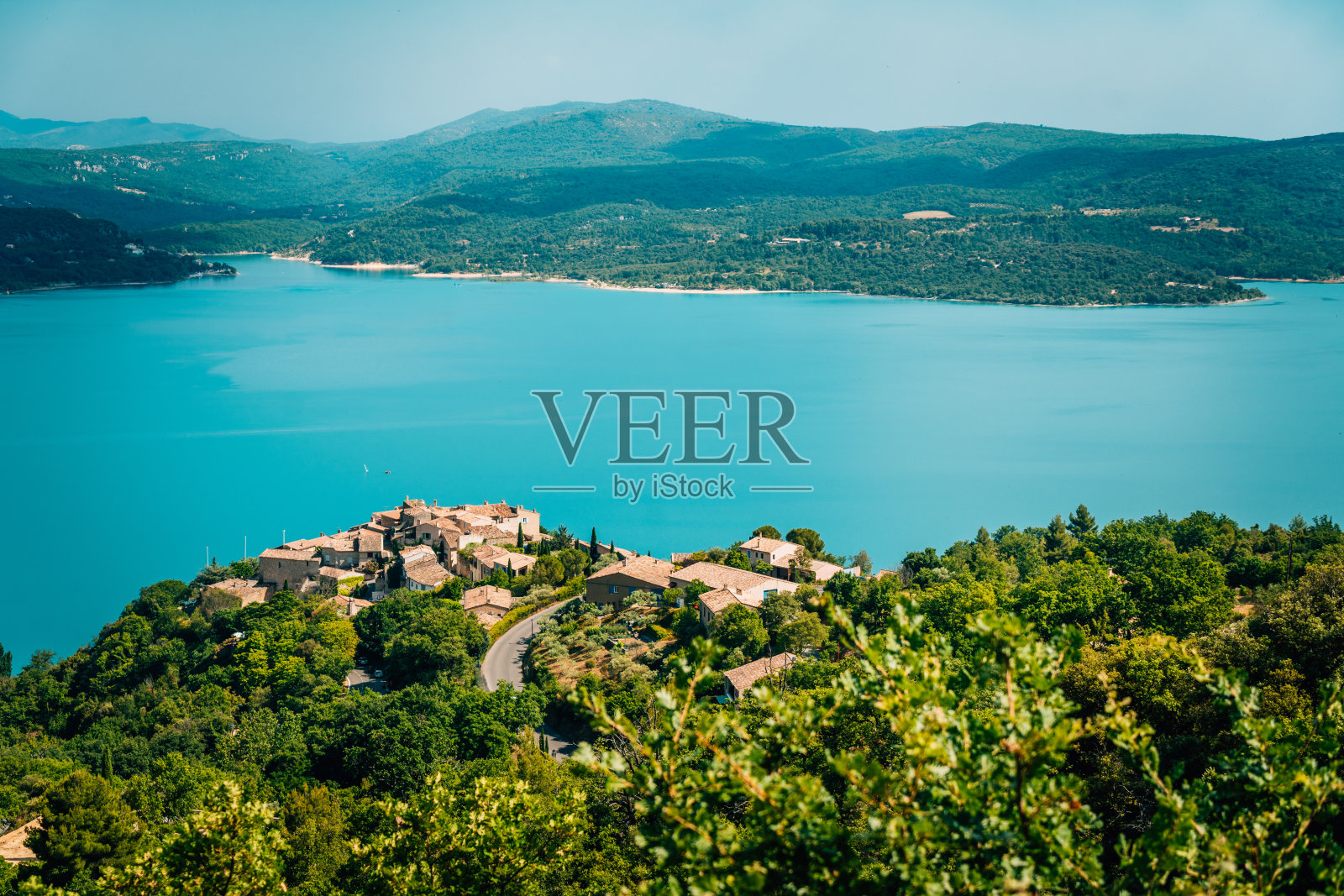 从上往下看，法国普罗旺斯瓦朗索的海滨村庄照片摄影图片