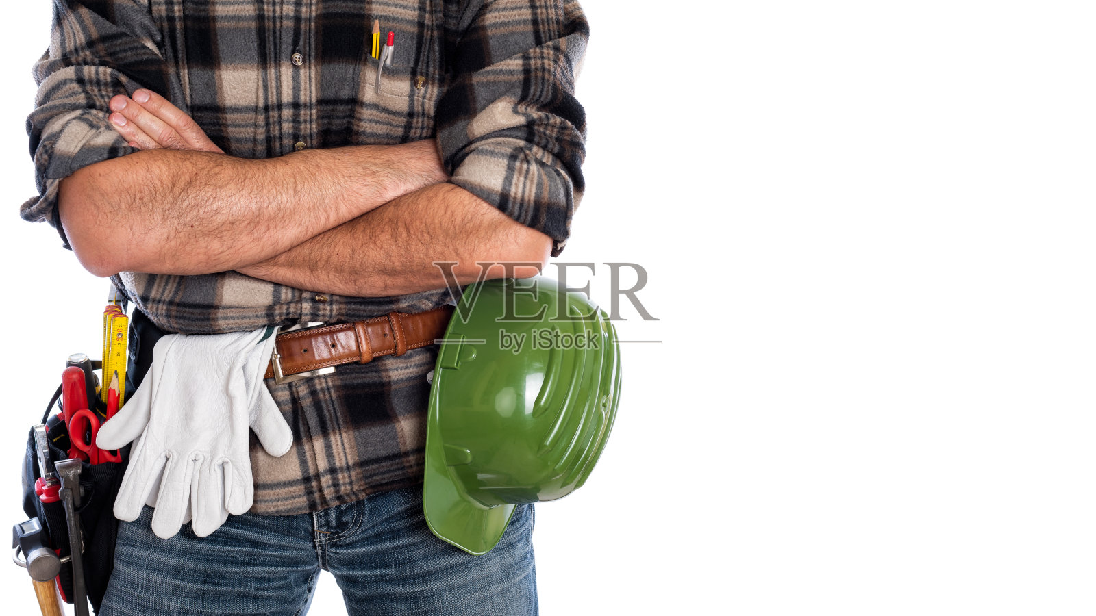 在白色背景上拿着工作工具的木匠。木工。照片摄影图片