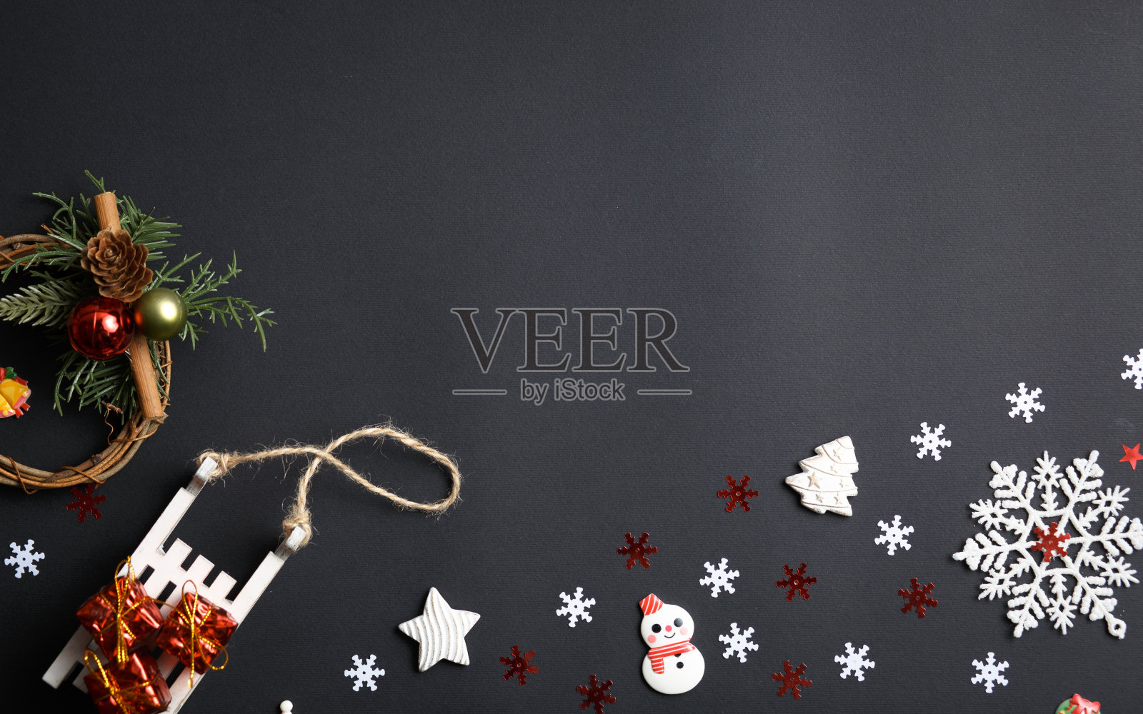 圣诞节和新年的背景有礼物，鹿，星星和冷杉树，平躺在深蓝色的背景上，节日问候照片摄影图片