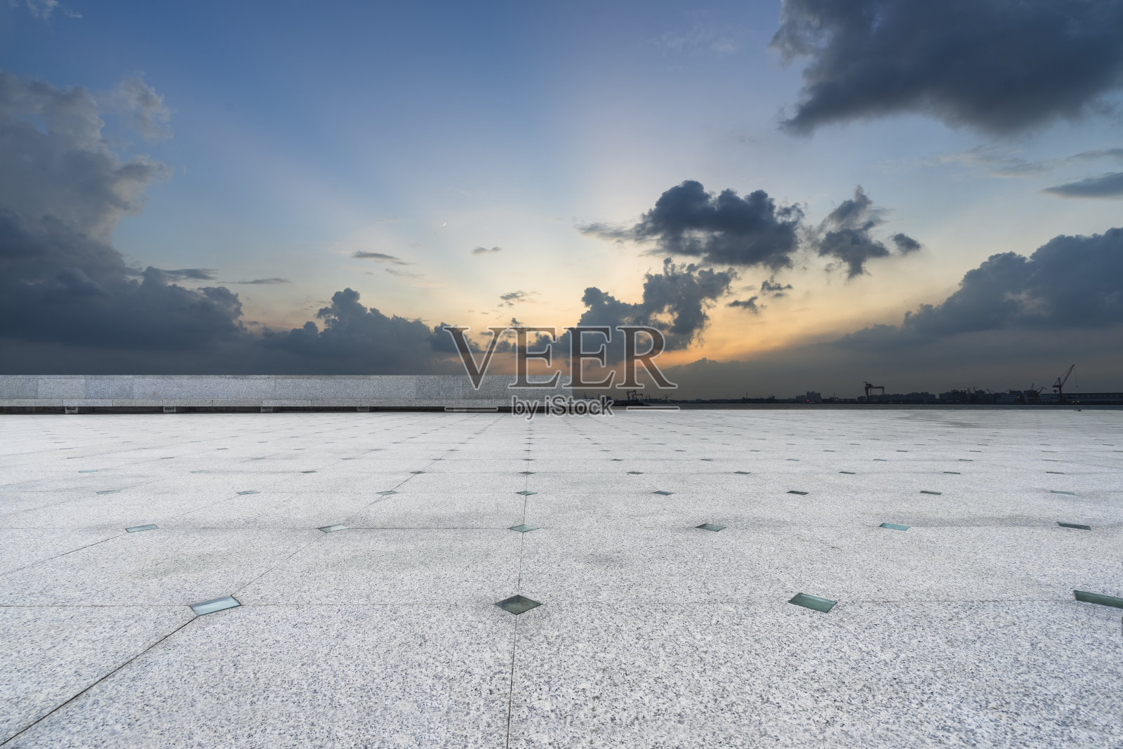 空旷的广场楼层，蓝天自然景观照片摄影图片