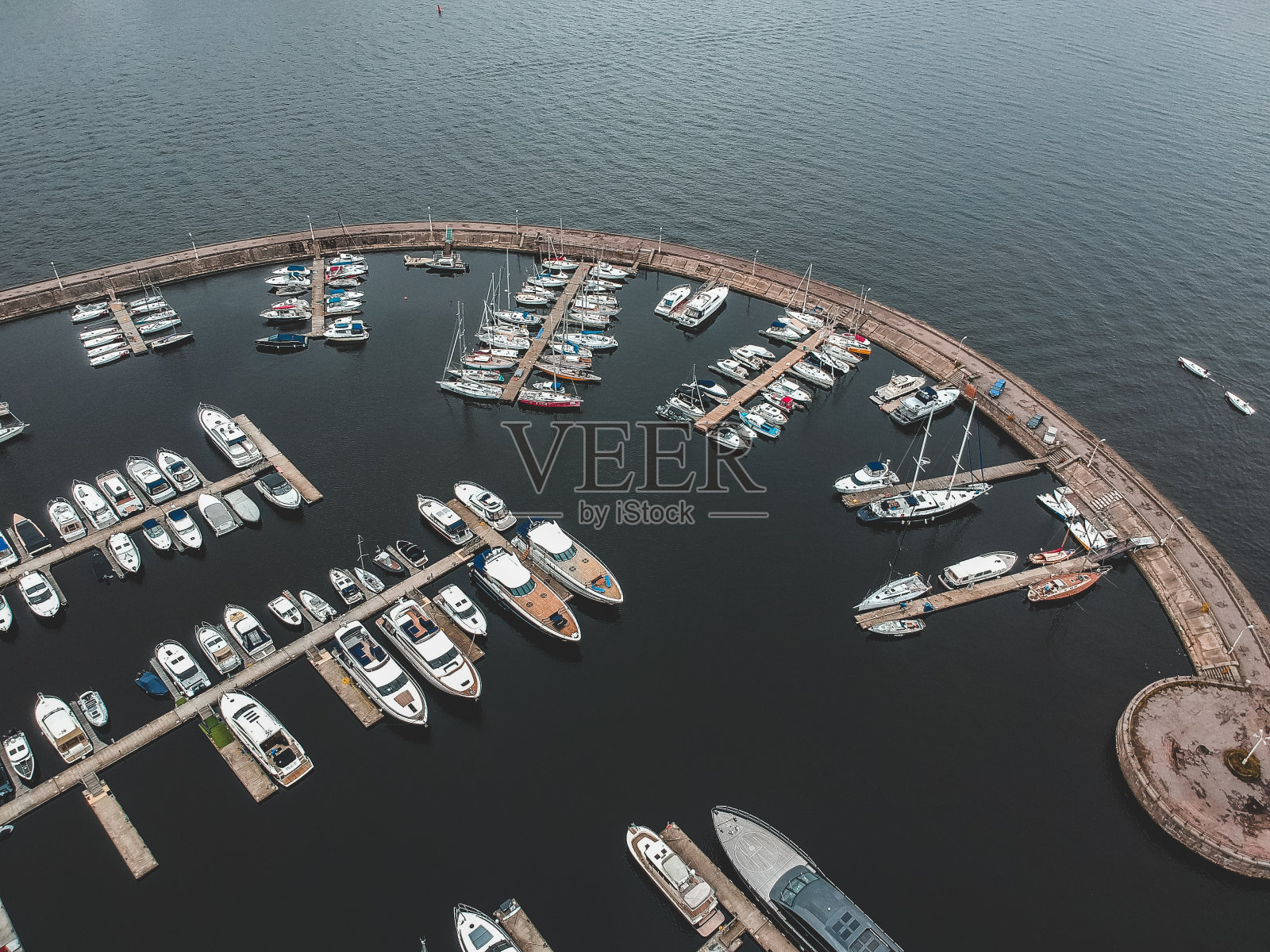 带防波堤的航拍游艇俱乐部。游艇，摩托艇，帆船，泊位，码头。照片摄影图片