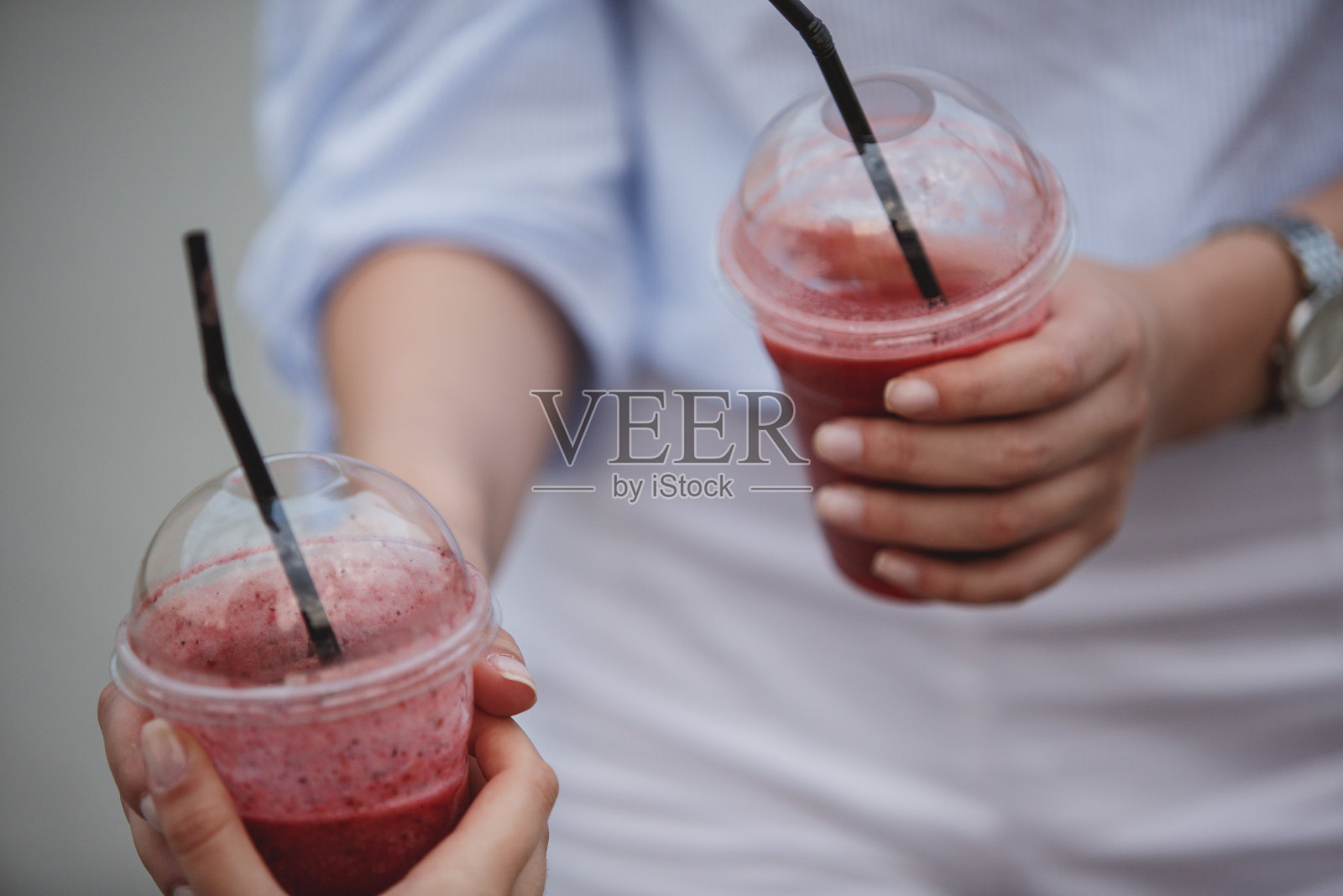 两个朋友分享奶昔的特写镜头照片摄影图片