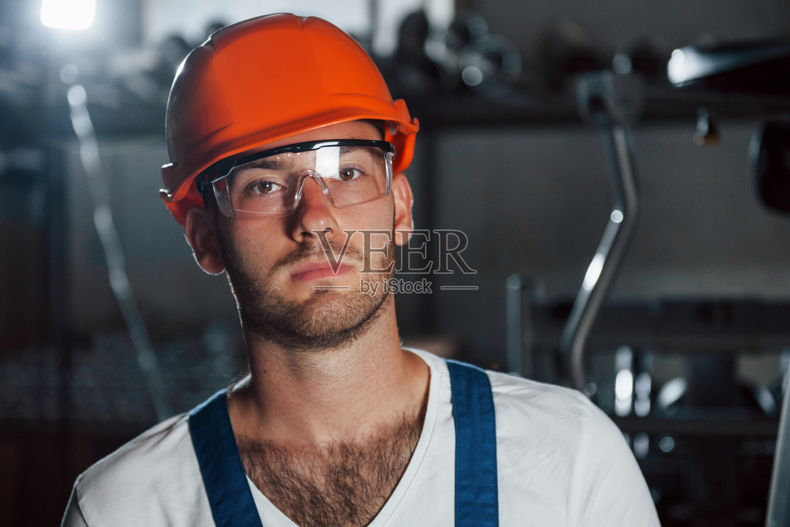 冶金厂工程师戴安全帽和护目镜的肖像照片摄影图片