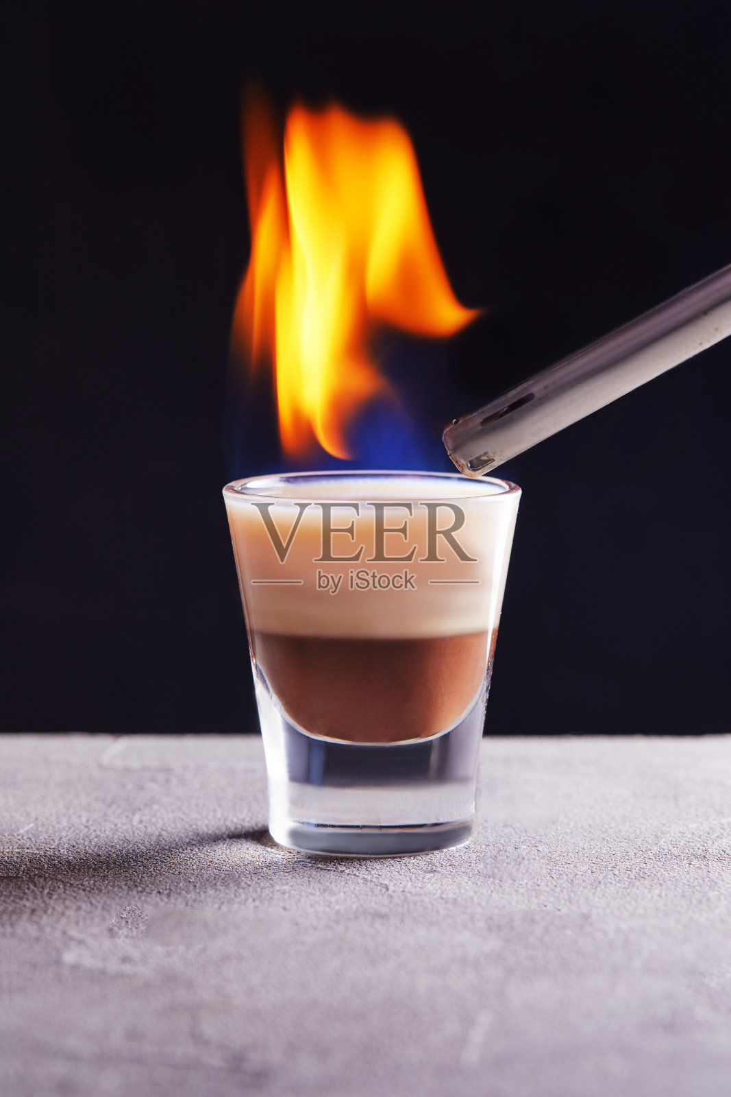 灰色背景中燃烧的巧克力香草鸡尾酒照片摄影图片