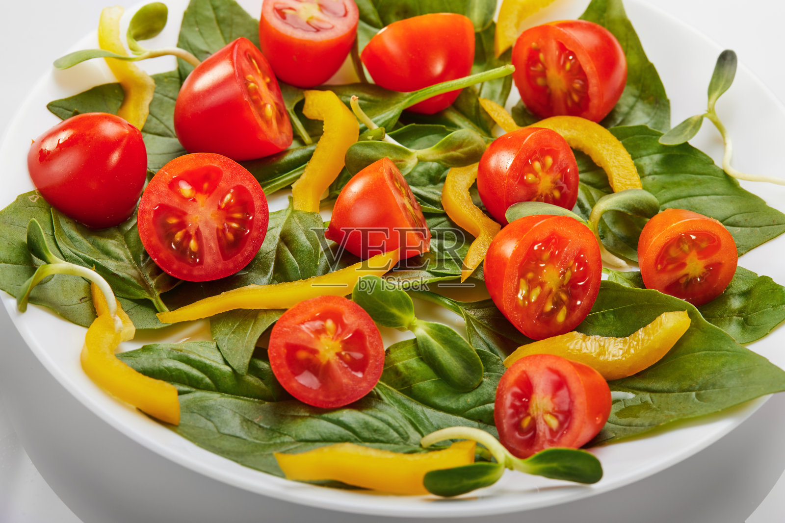 罗勒叶樱桃番茄沙拉照片摄影图片