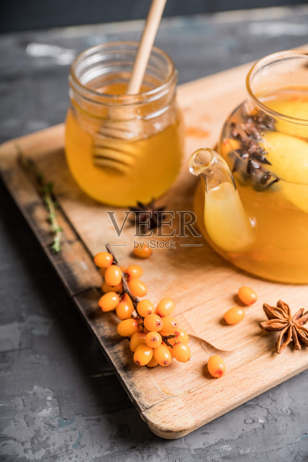 沙棘热饮、橙汁及香料，盛于玻璃茶壶内照片摄影图片
