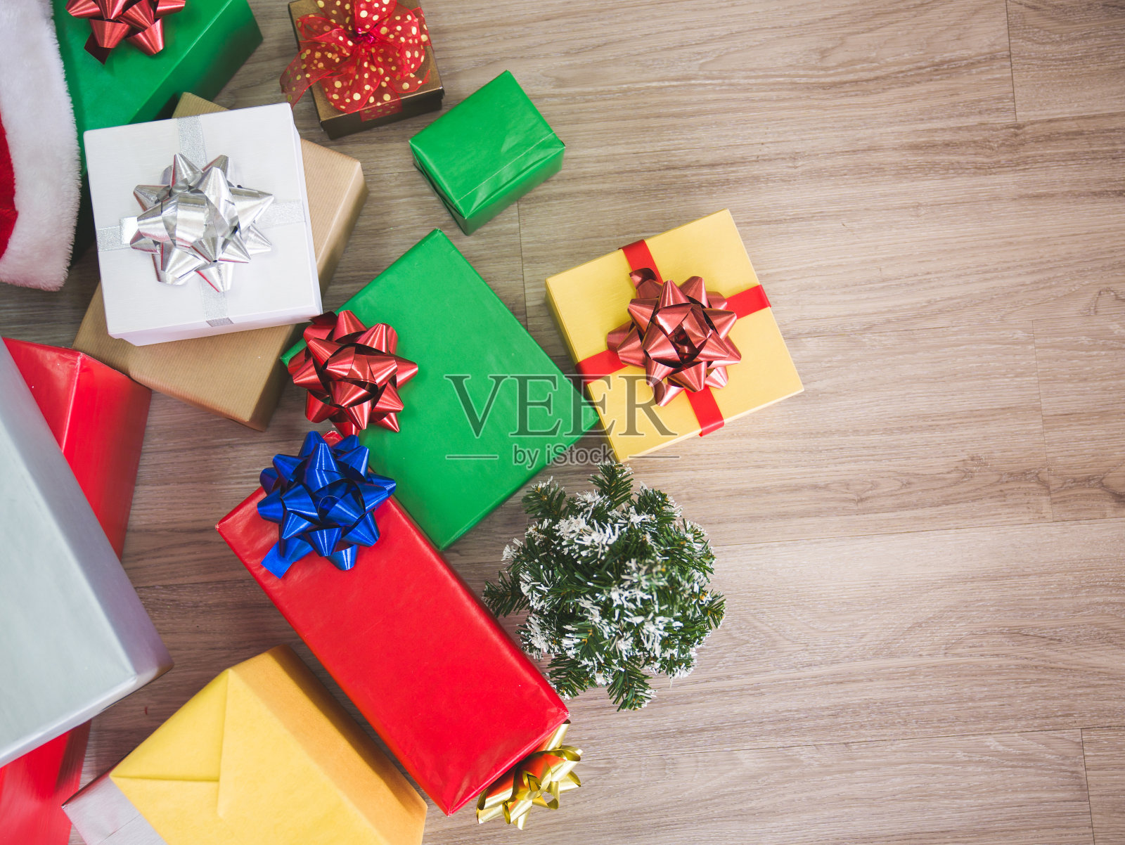 新年快乐，圣诞快乐庆祝概念与圣诞礼品盒与小玩意和杉树枝在复制空间的背景概念照片摄影图片