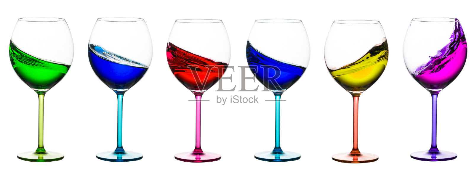 装有饮料的彩色玻璃杯。用高脚杯盛着五颜六色的饮料。照片摄影图片