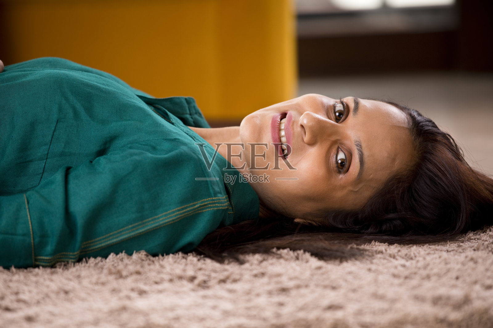 漂亮女人在家照片摄影图片