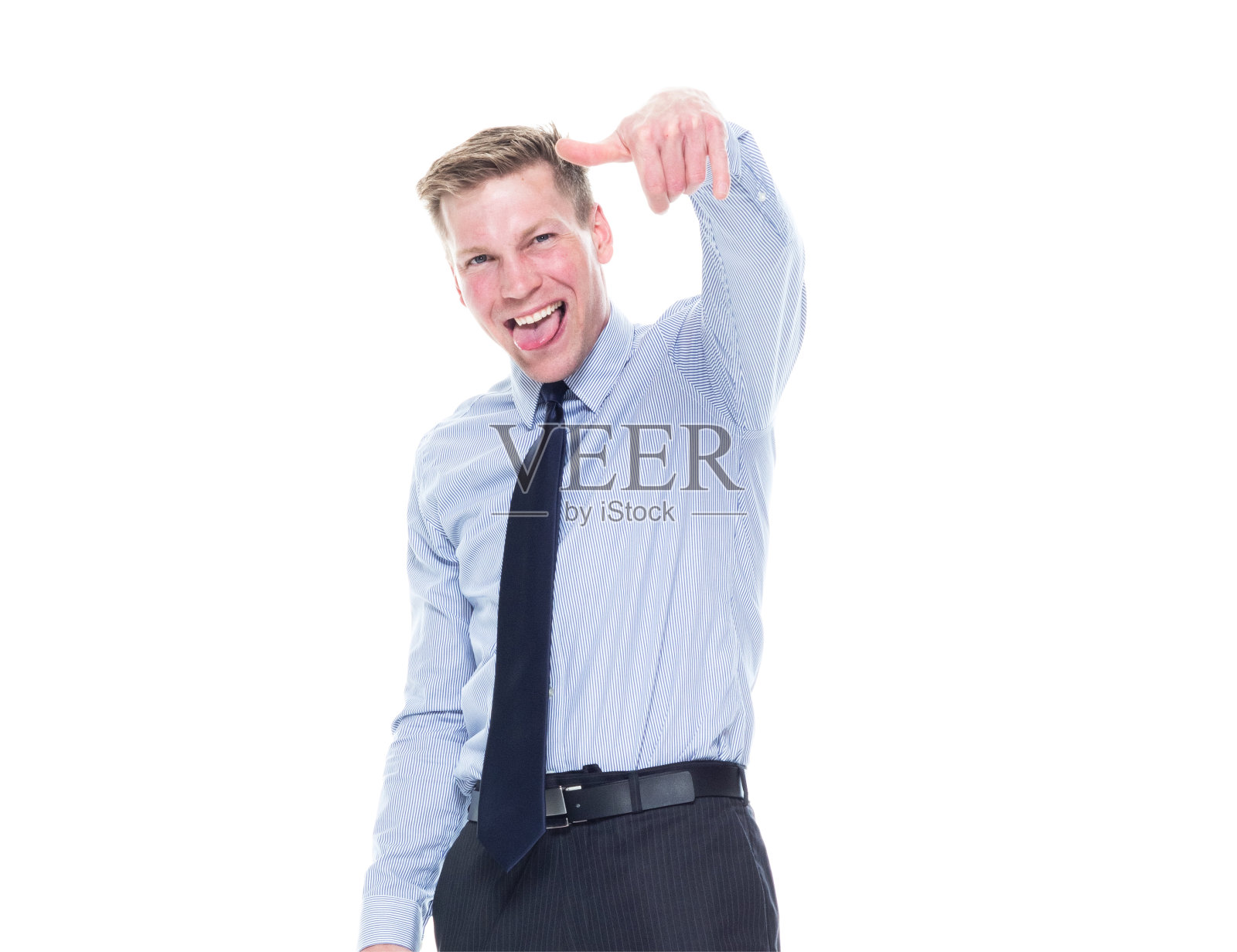 一个人/正面视图/腰部以上的20-29岁的成年人英俊的人白人男性/年轻男子商人/商人/经理站在白人背景谁是微笑/快乐/开朗谁是展示沙卡标志/挂宽松照片摄影图片