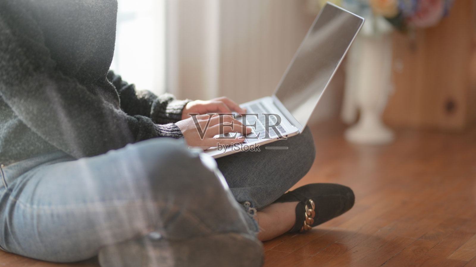 裁剪的照片年轻的女性自由职业者打字笔记本电脑，而工作在她的项目照片摄影图片