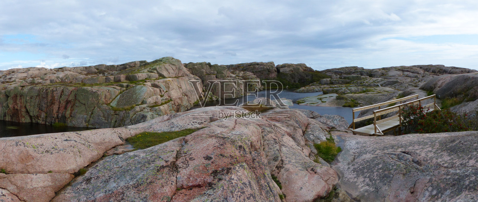 斯莫根岛和哈洛岛的全景景观。破碎的粉红色花岗岩岛屿。Sotenas, Vastra Gotaland, Bohuslan，瑞典。照片摄影图片