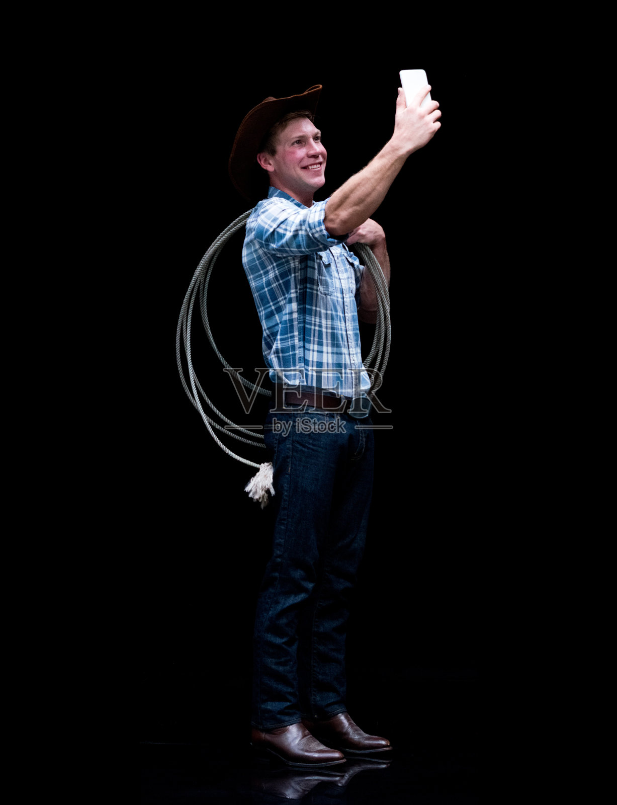 全身/侧视图/侧面视图/一人独/一人的成年人英俊的人白人男性/年轻男子摄影/牛仔站在黑人背景谁是微笑/快乐/愉快/大笑/酷的态度照片摄影图片