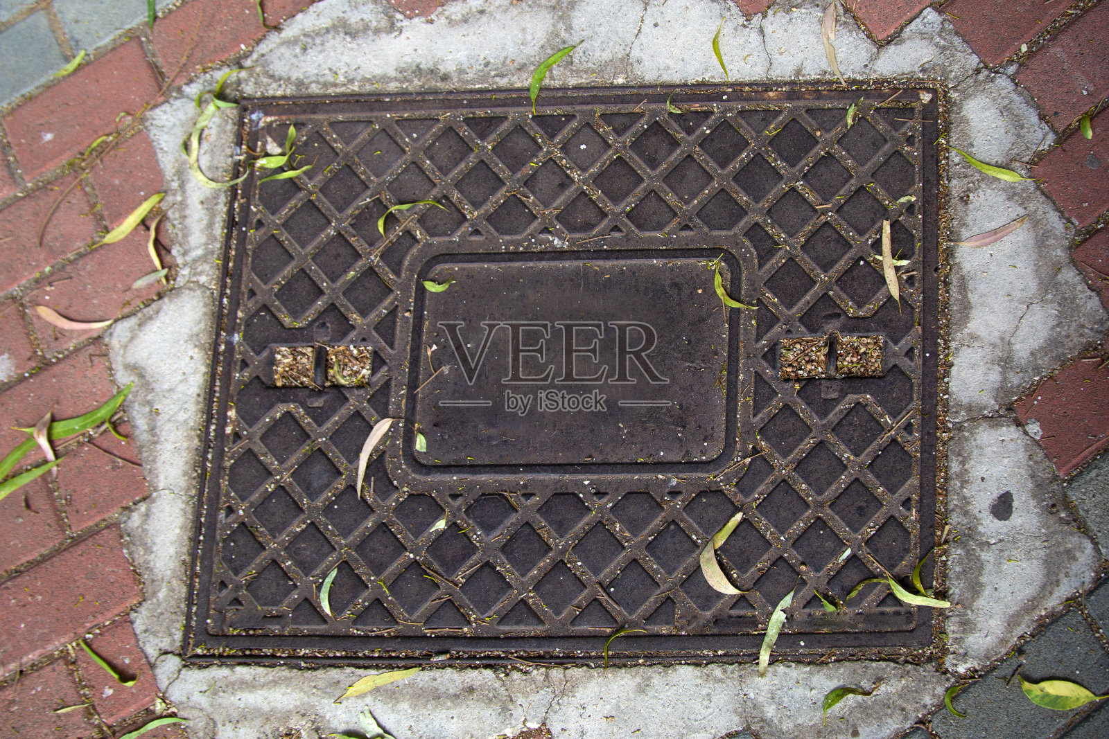 路上的下水道下水道。照片摄影图片