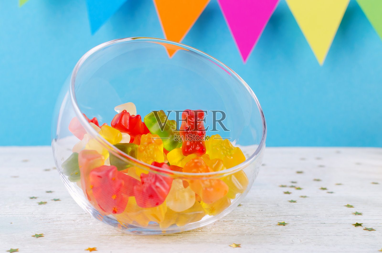 果冻糖果在一个玻璃碗在蓝色的派对背景照片摄影图片