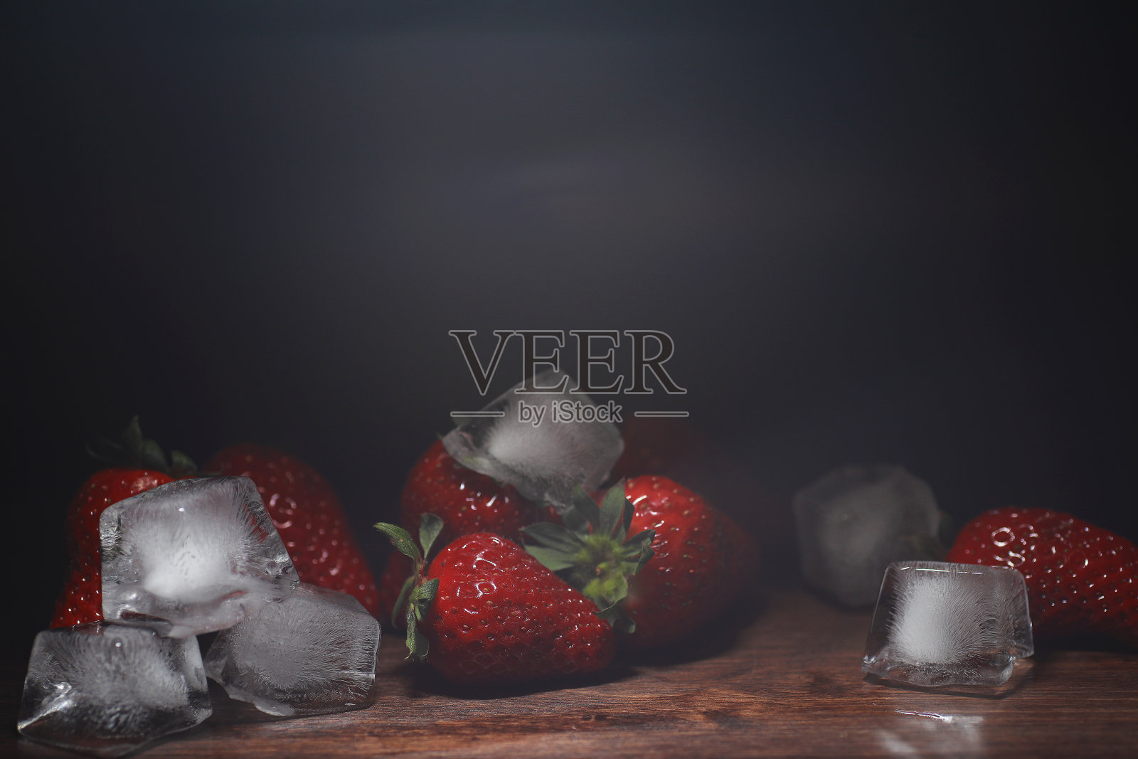 木桌上放着成熟的新鲜草莓照片摄影图片