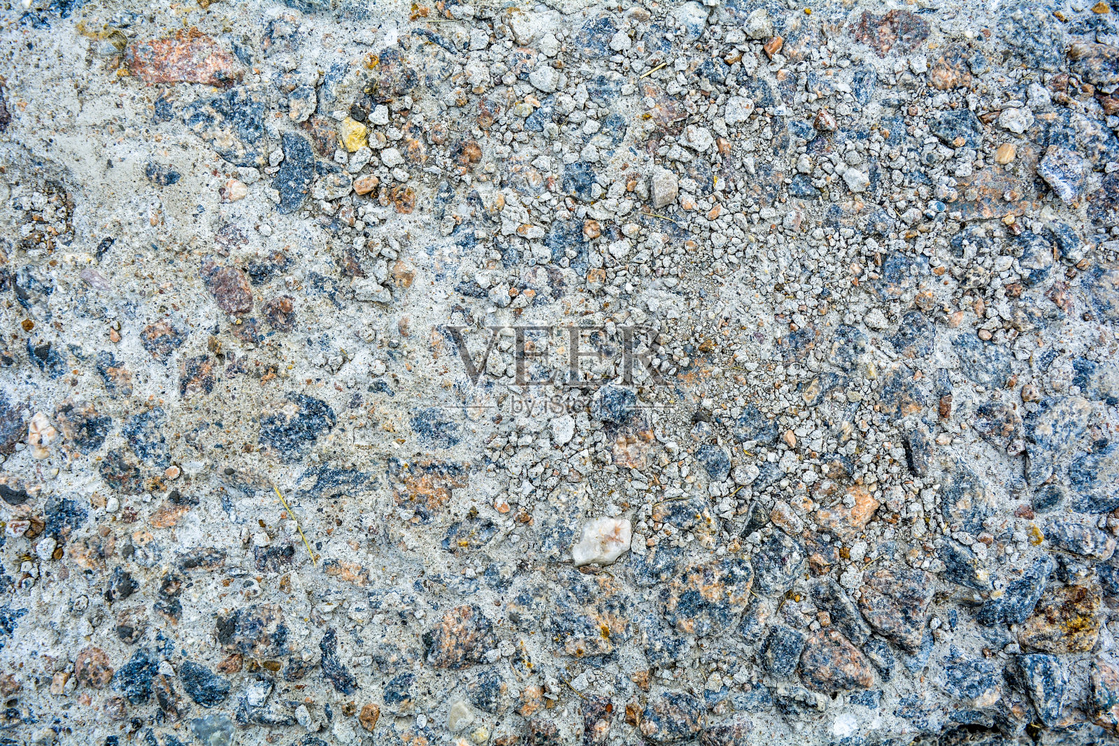 路面路面的沥青或水泥碎块，有坑洞和鹅卵石照片摄影图片