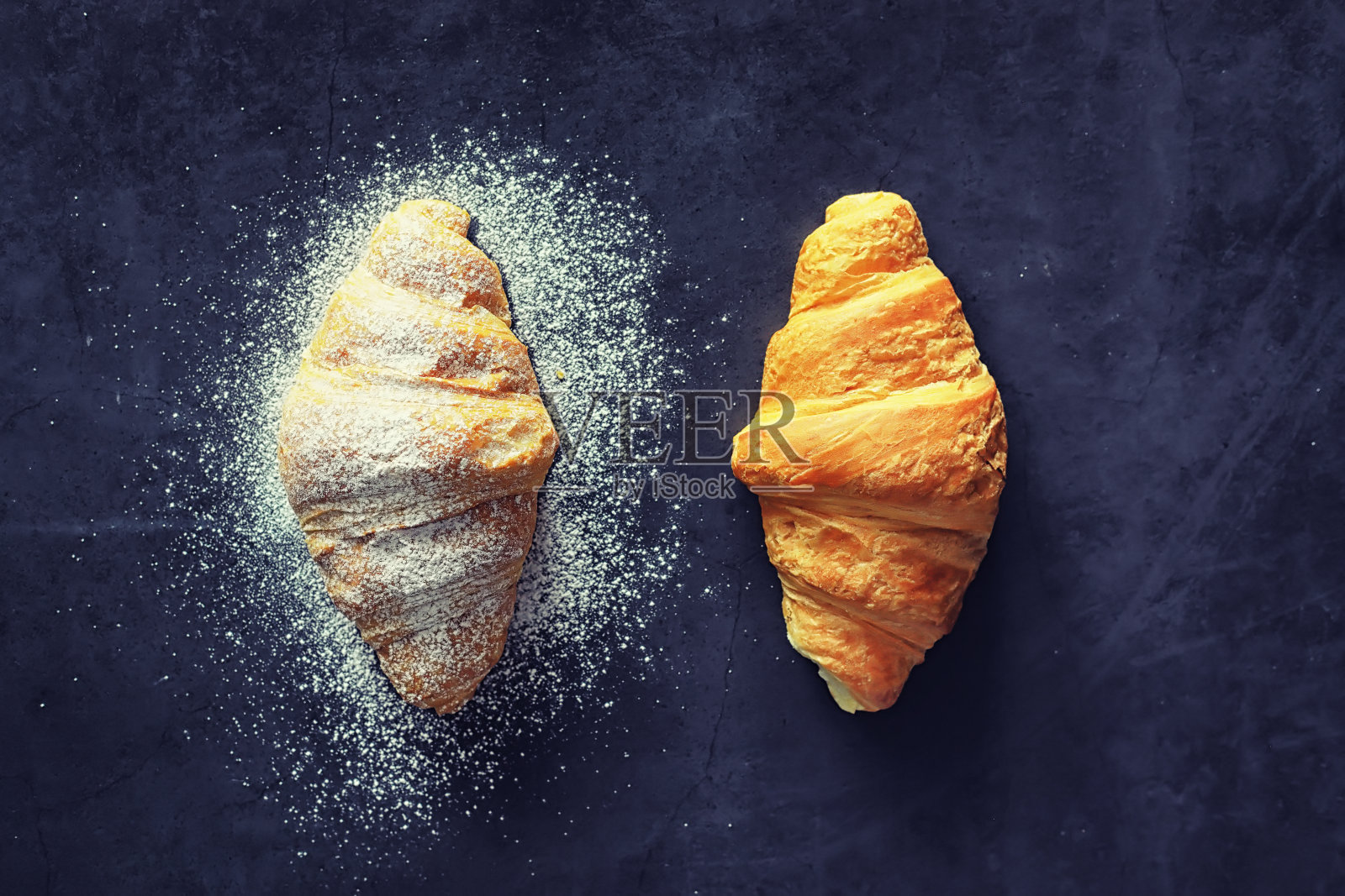 桌上有新鲜的糕点。法国味羊角面包。照片摄影图片