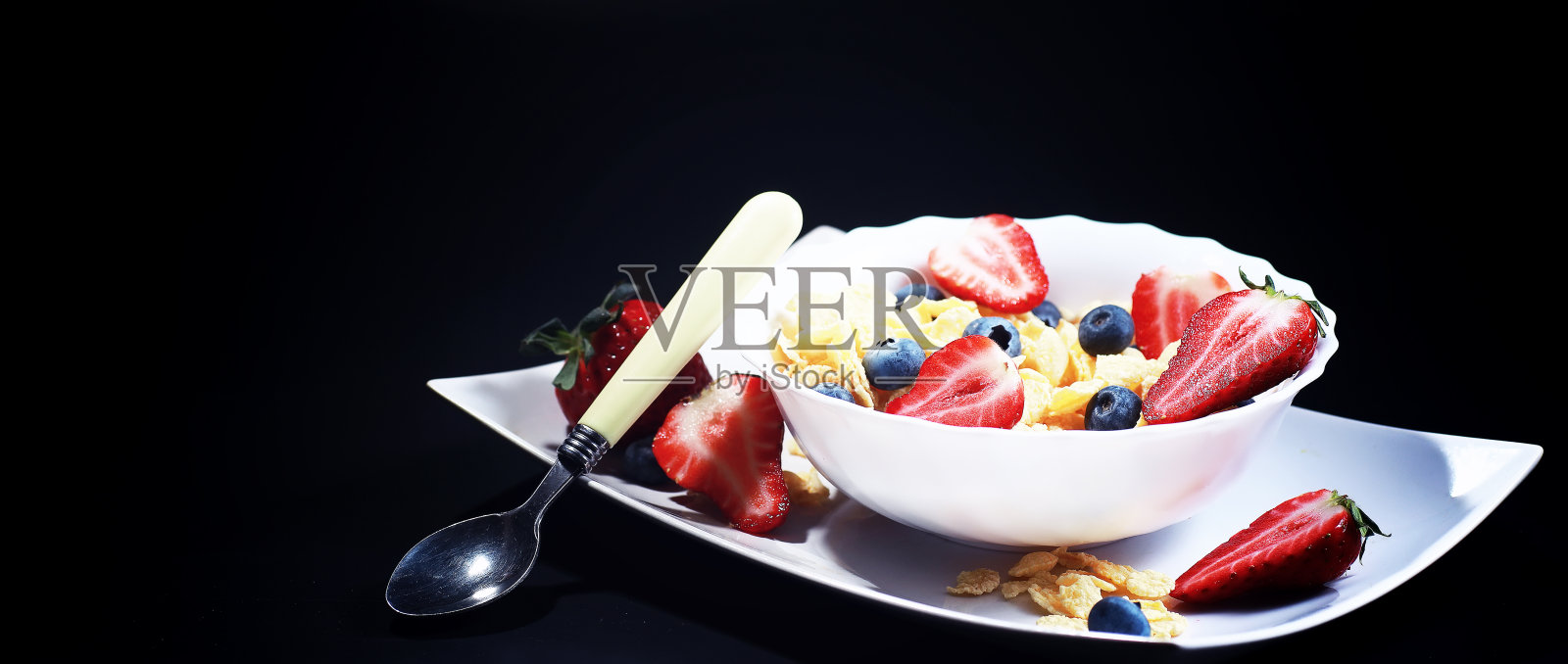 玉米片配新鲜浆果照片摄影图片