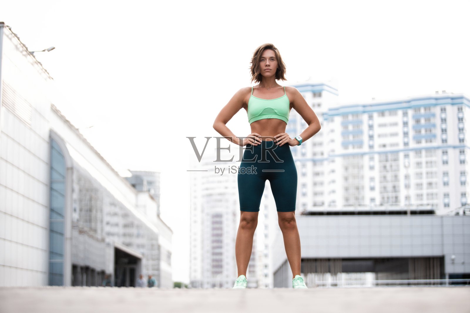 美丽的健身女孩在运动服装休息后，锻炼会议。运动、健康和健康的概念。照片摄影图片