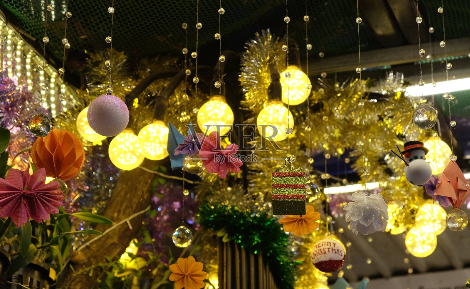 圣诞装饰品从天花板上挂下来。节日装饰灯和球。照片摄影图片