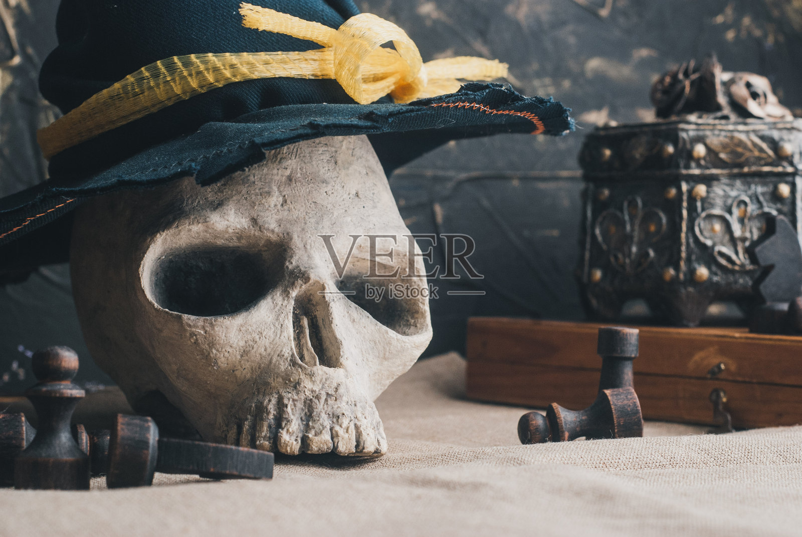 万圣节作文，骷髅，白南瓜，象棋。死亡游戏的概念，照片摄影图片