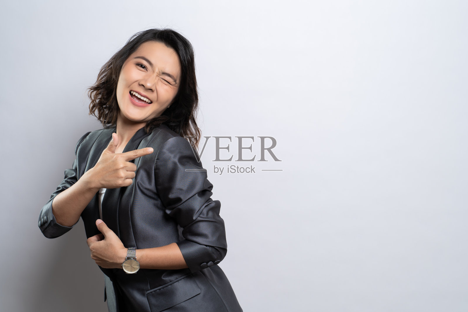 快乐的女人呈现拷贝空间孤立的白色背景照片摄影图片