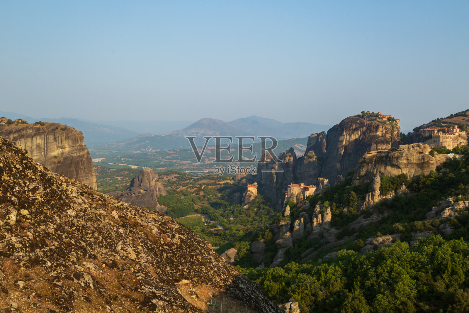 白天穿过卡兰巴卡山脉，到达迈特拉修道院，从不同的角度和岩石看到美丽的景色。塞萨利,希腊照片摄影图片